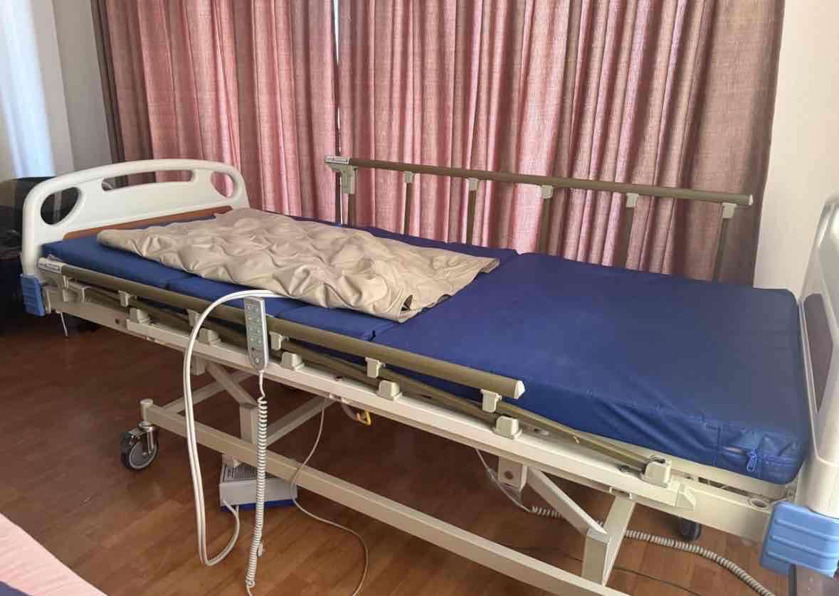 Cama clínica eléctrica usada - miniatura 1