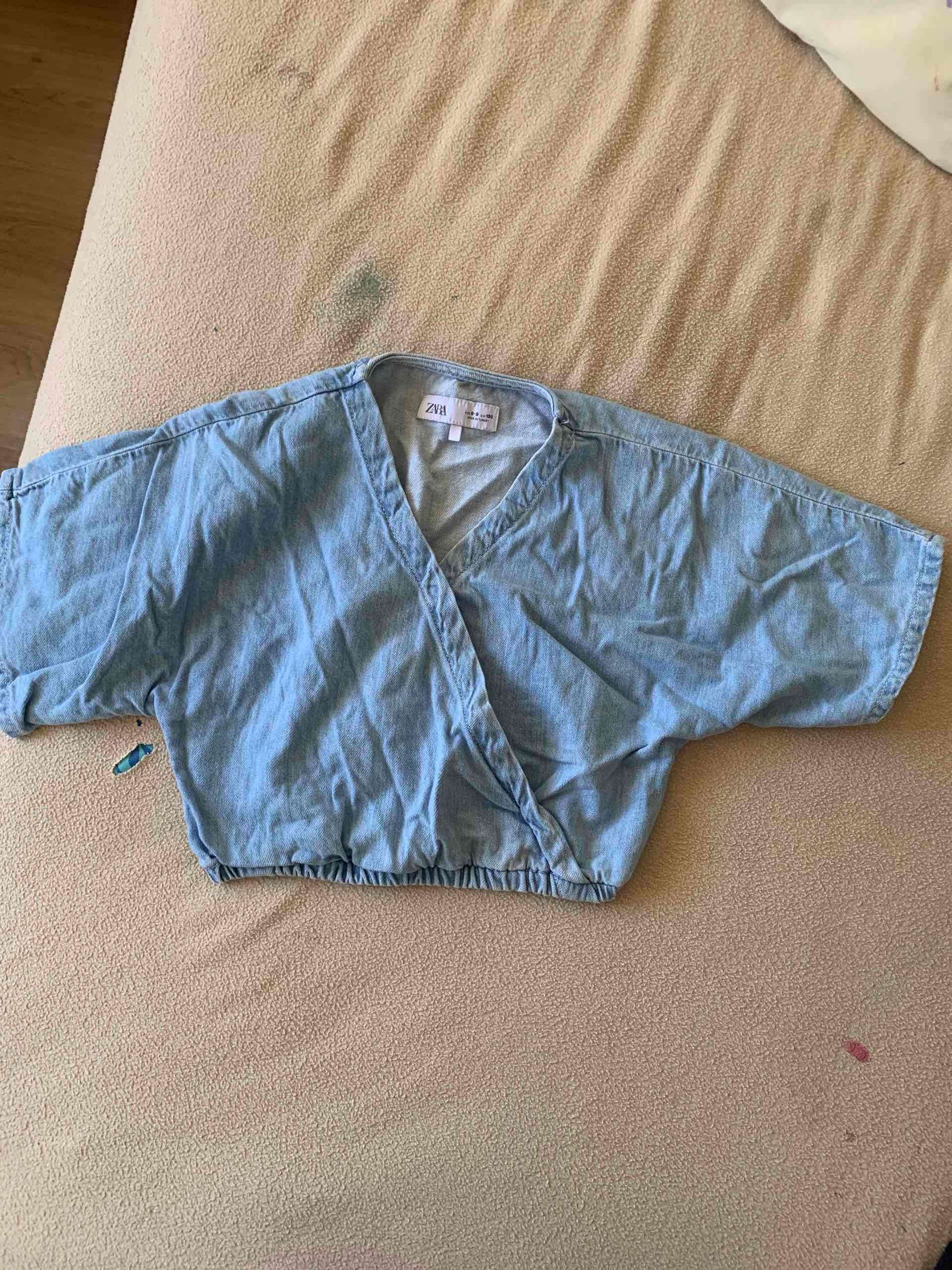 Top cruzado de mezclilla azul Zara talla 8-9 - 1