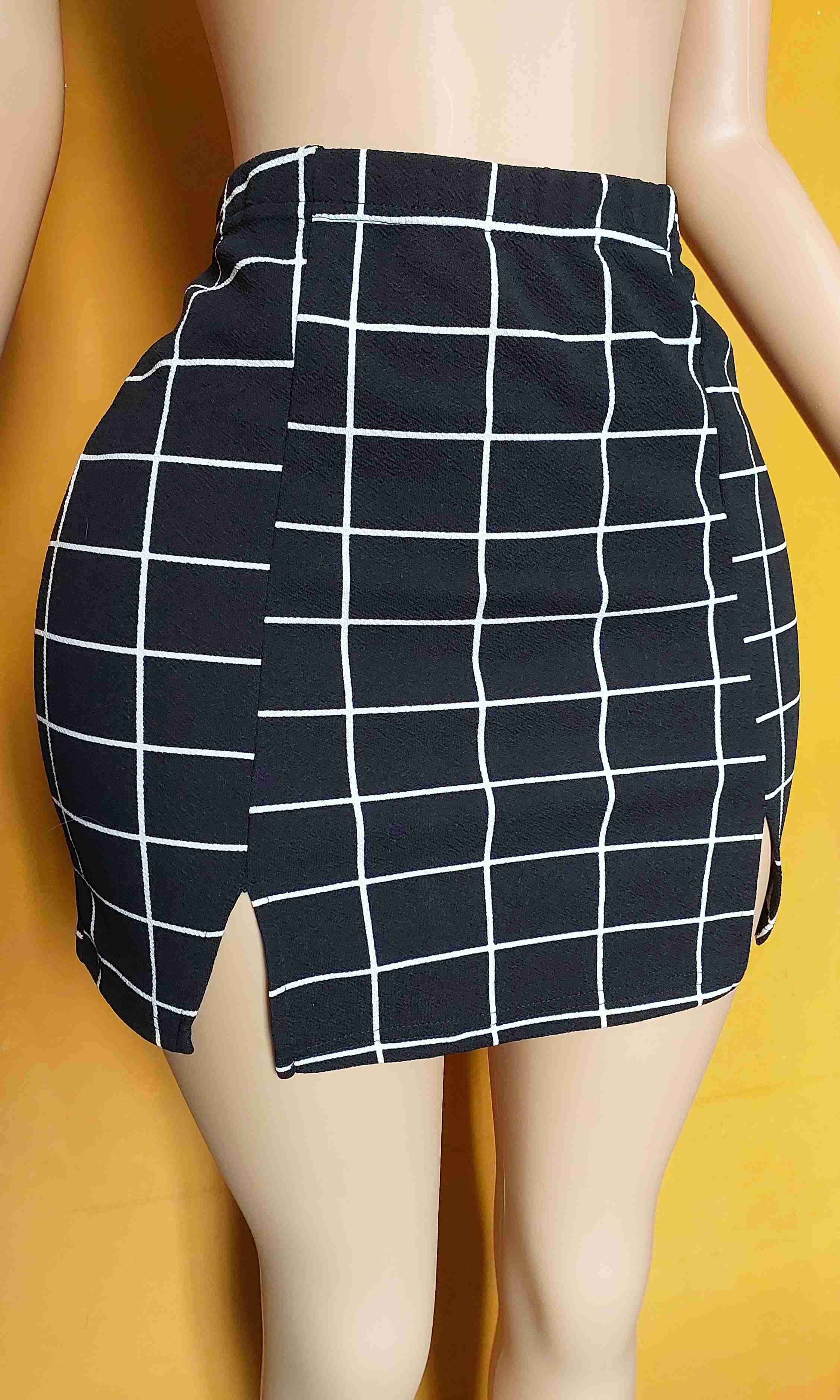 Falda shein corta negra a cuadros M - miniatura 2