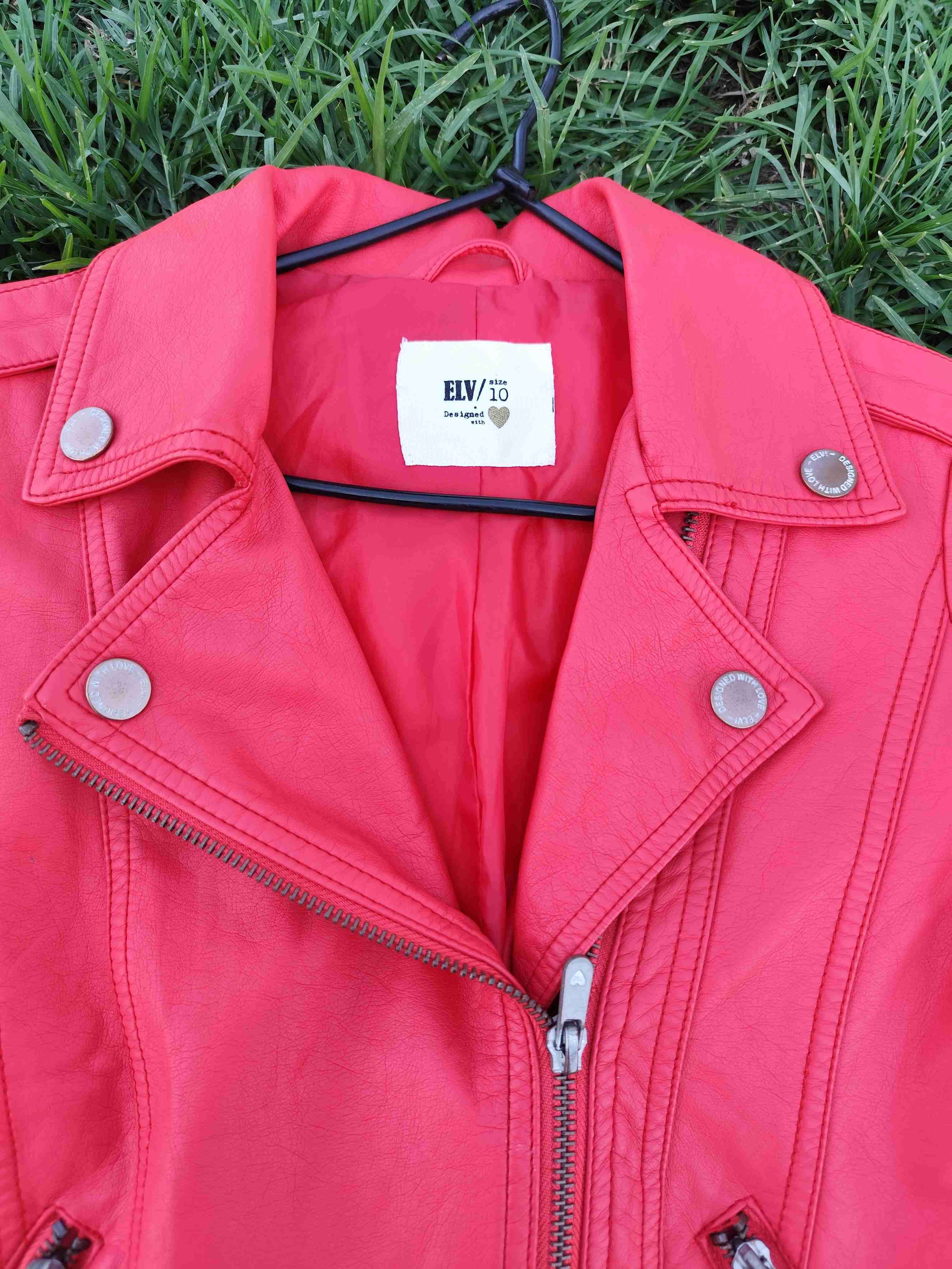 Chaqueta roja de niña - miniatura 2