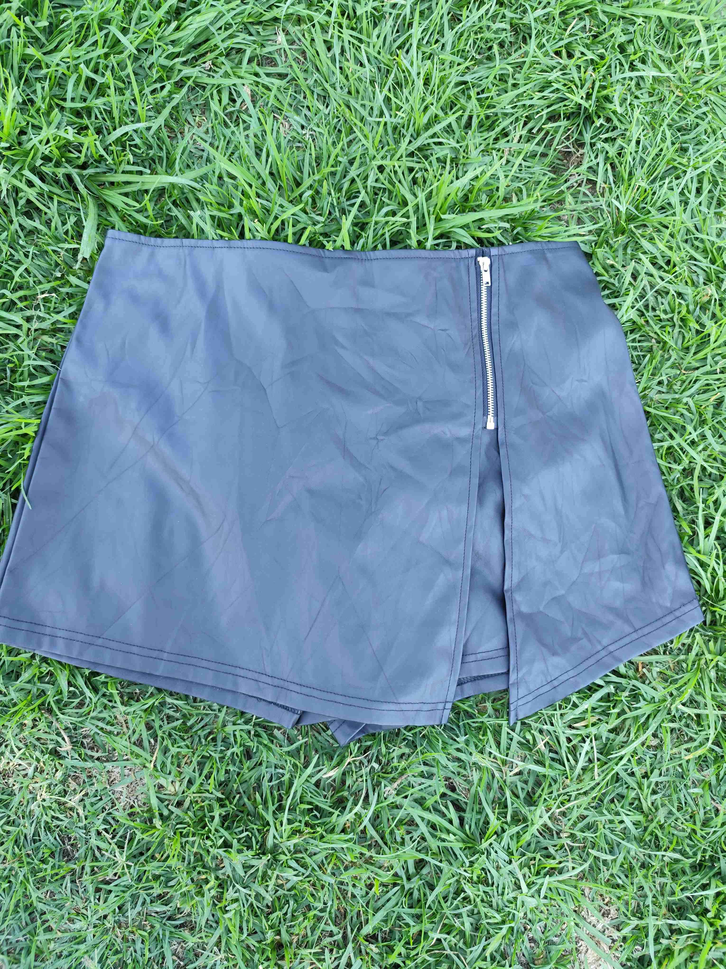 Mini falda short negra con cierre - 1