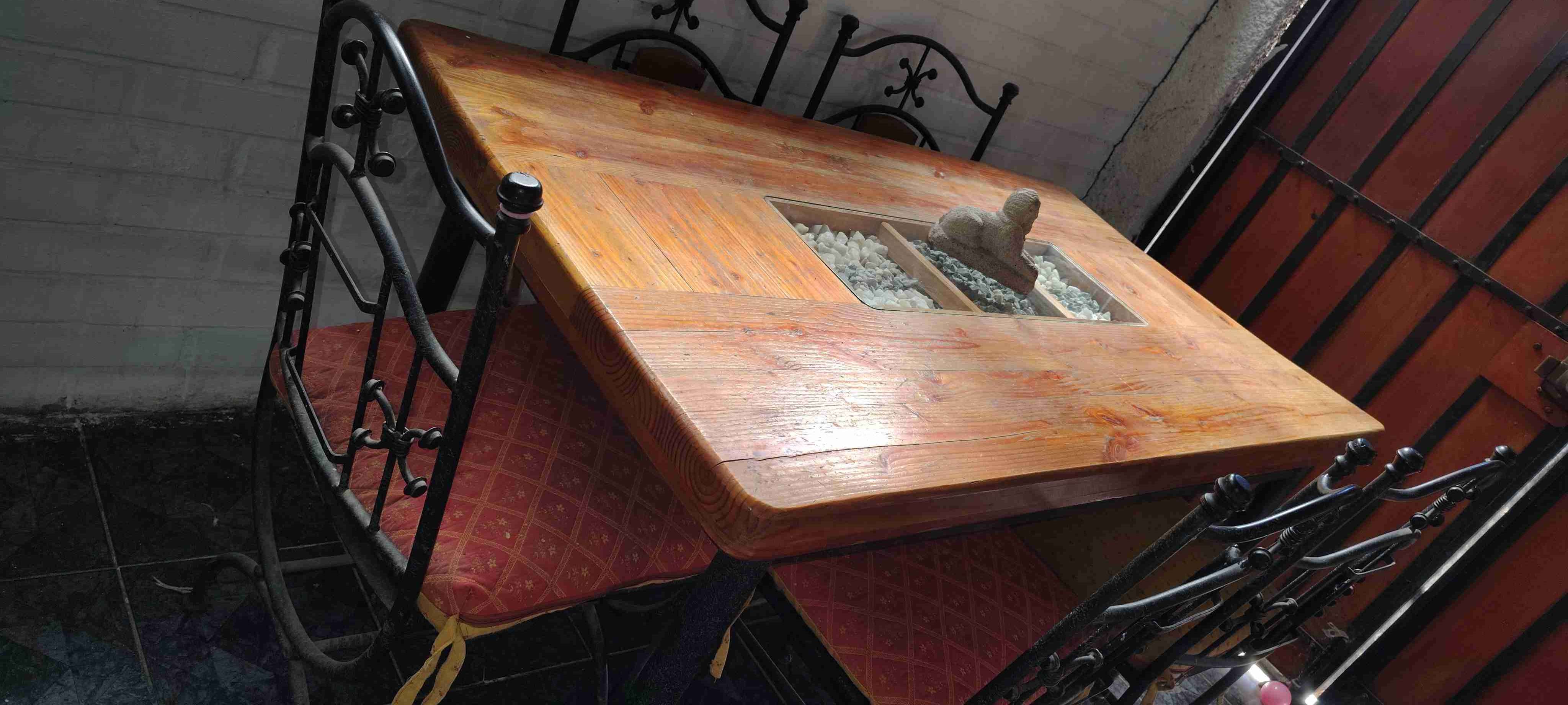 Mesa de comedor rústica con sillas - miniatura 1