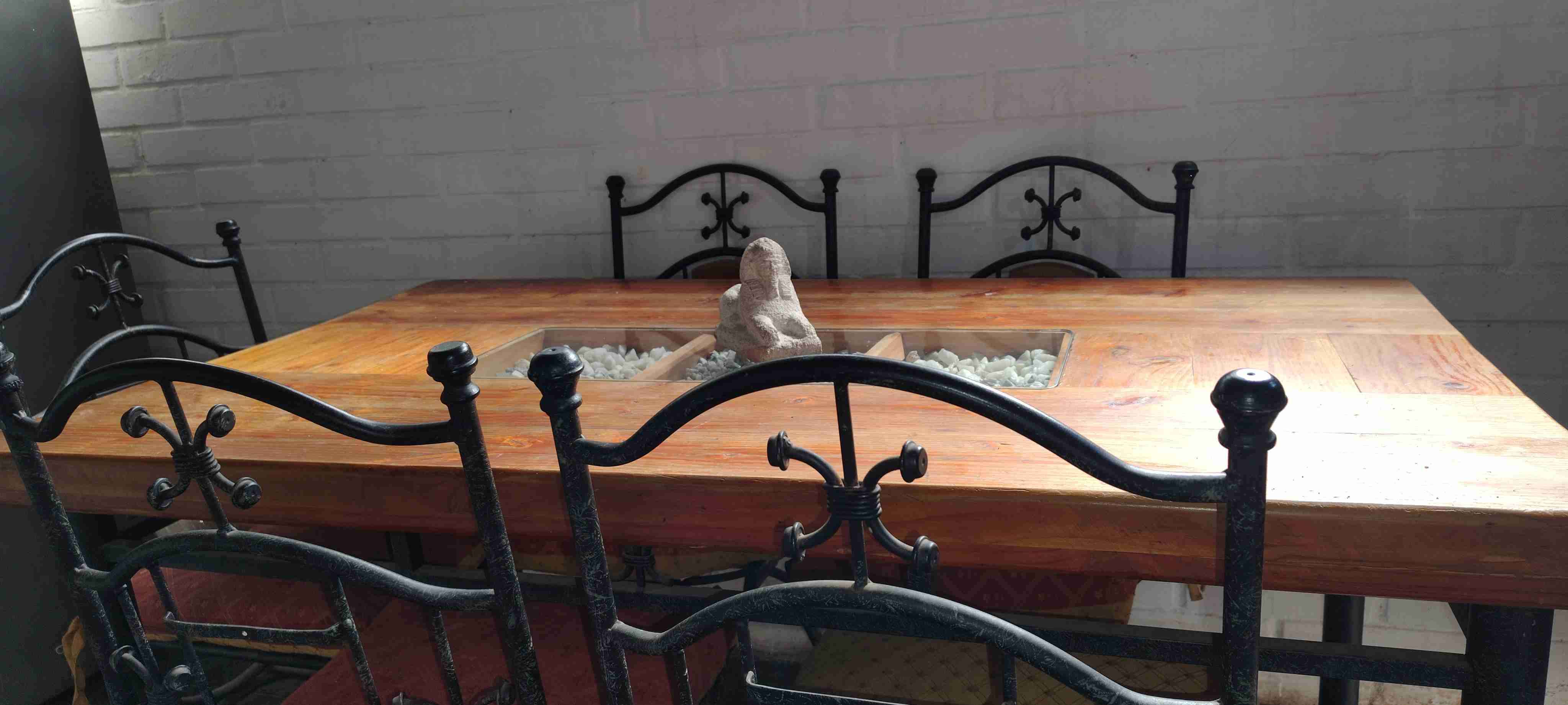 Mesa de comedor rústica con sillas - miniatura 2