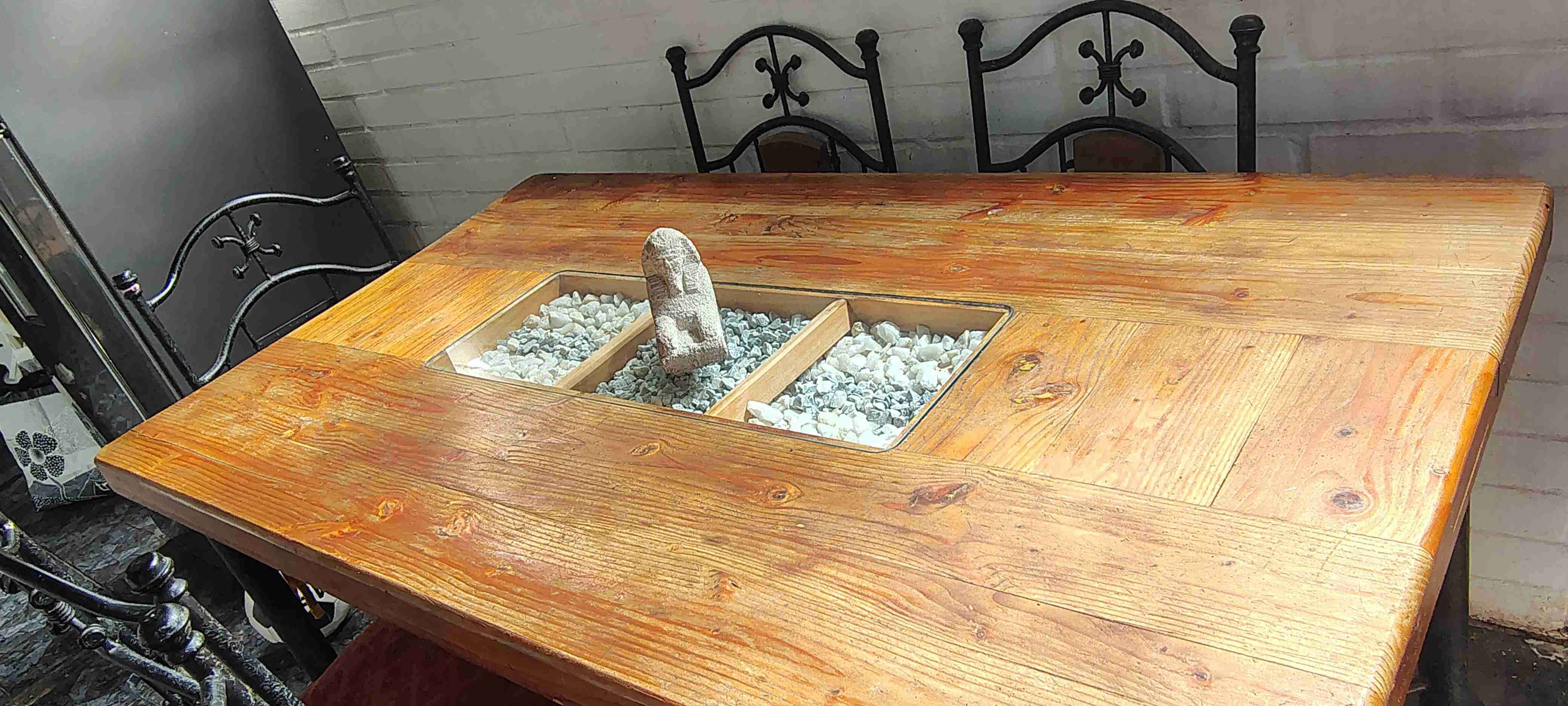 Mesa de comedor rústica con sillas - miniatura 3