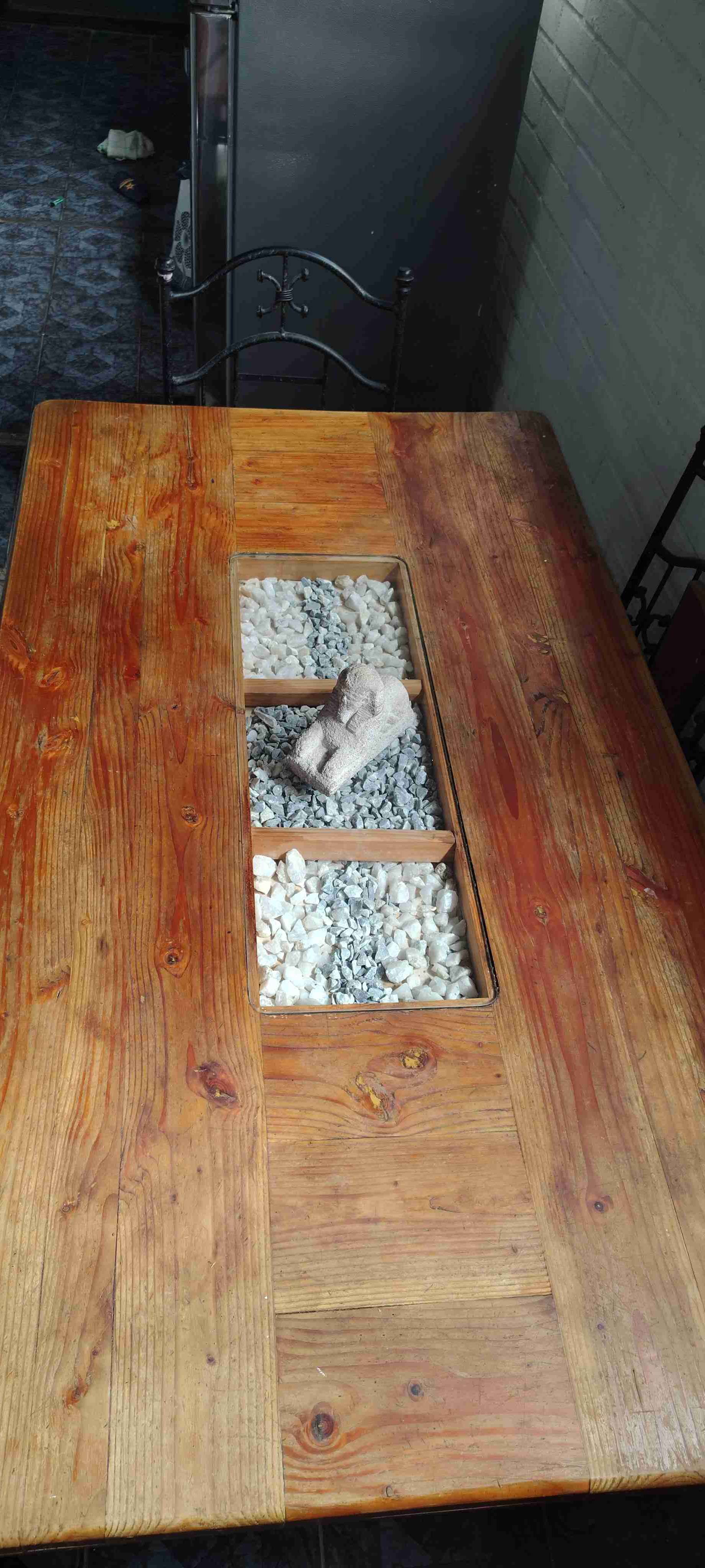 Mesa de comedor rústica con sillas - miniatura 4