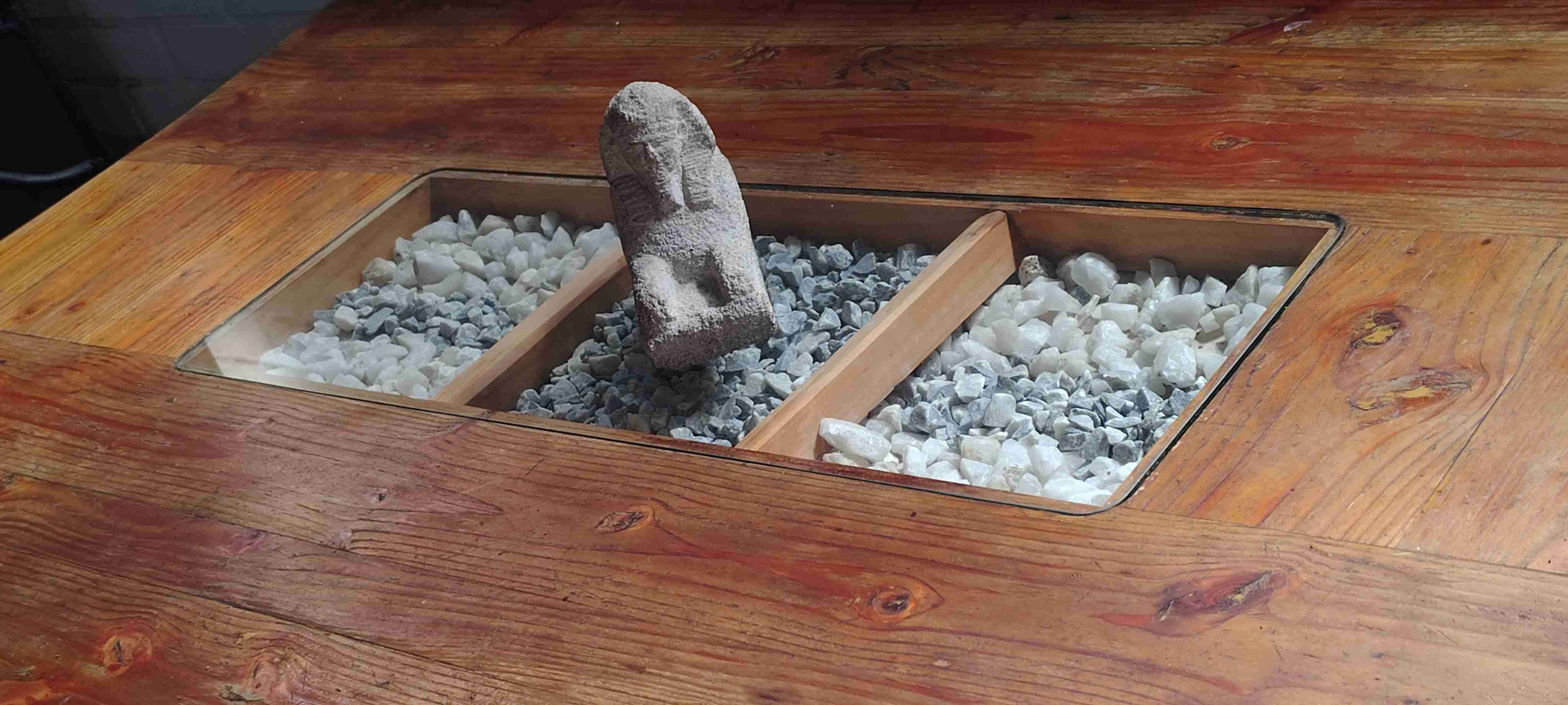 Mesa de comedor rústica con sillas - miniatura 5