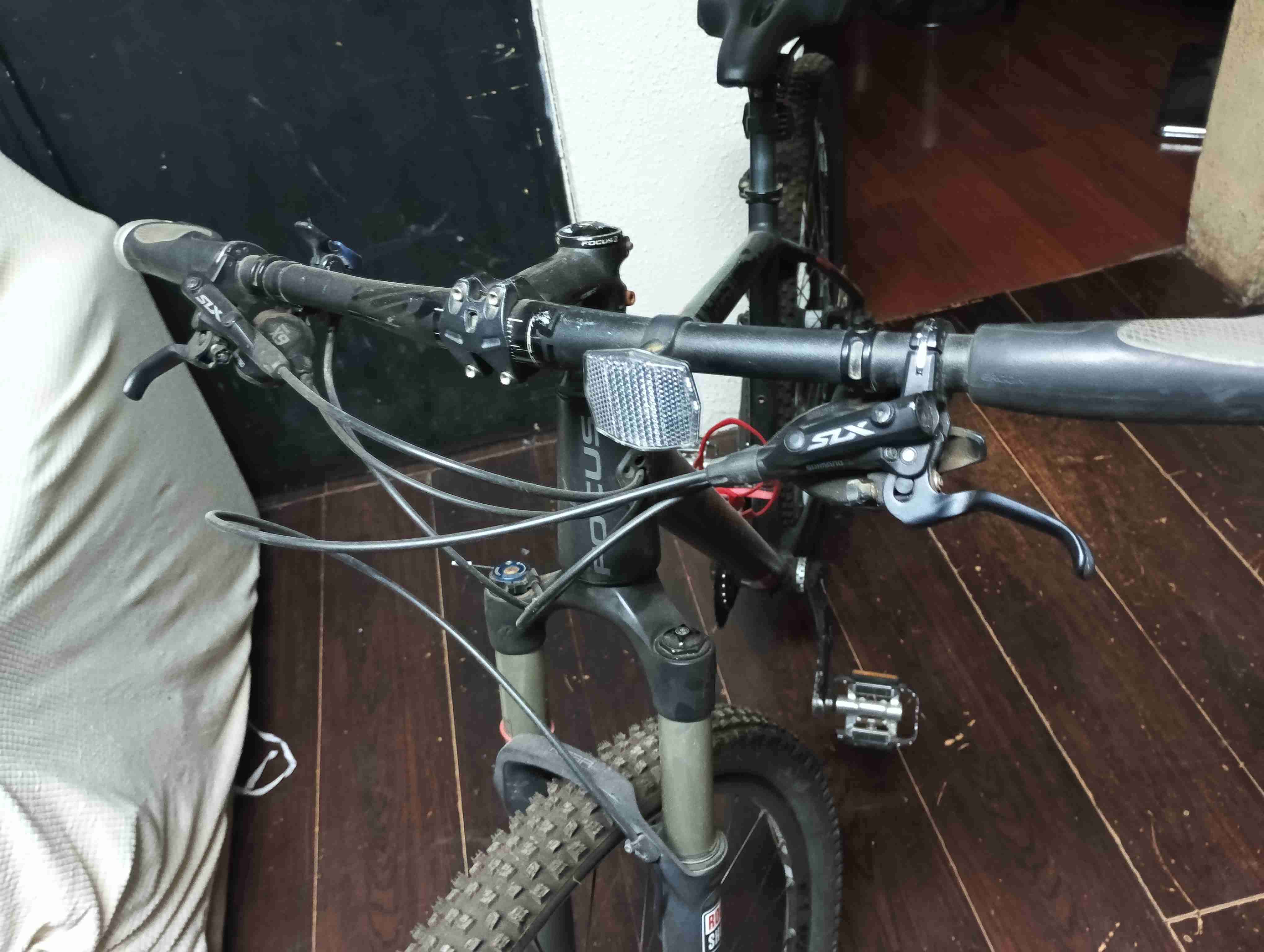 Mountain bike negra con suspensión - miniatura 1