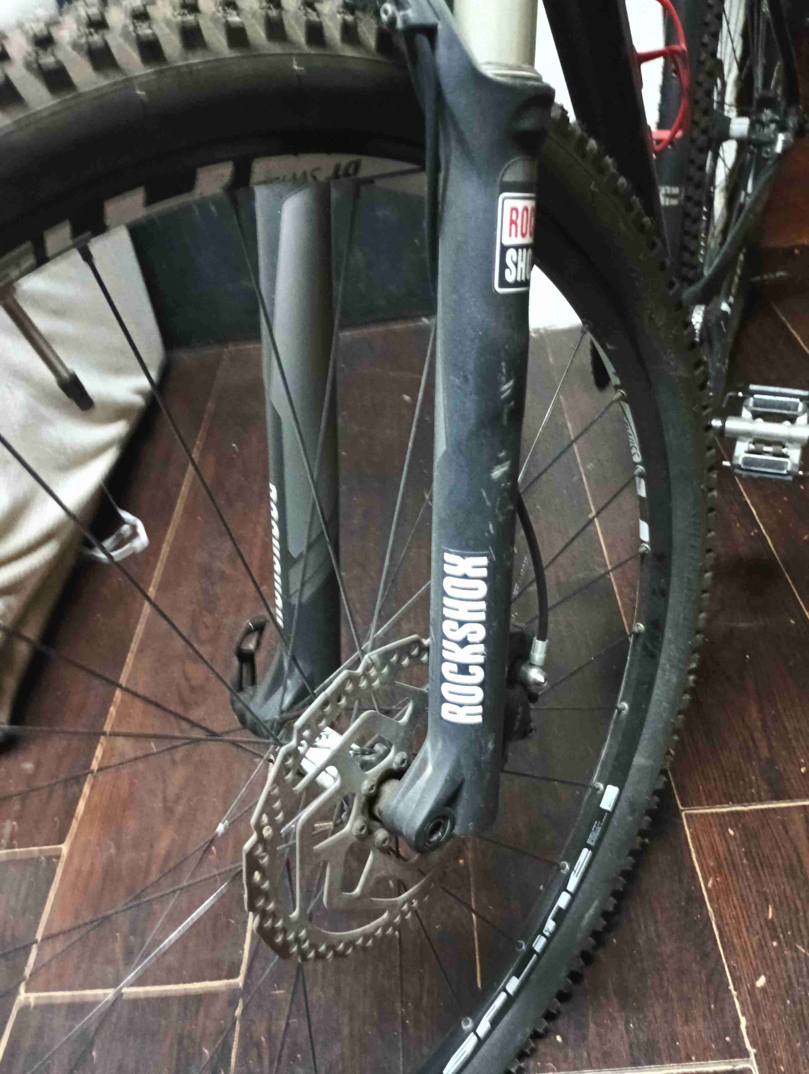 Mountain bike negra con suspensión - miniatura 2