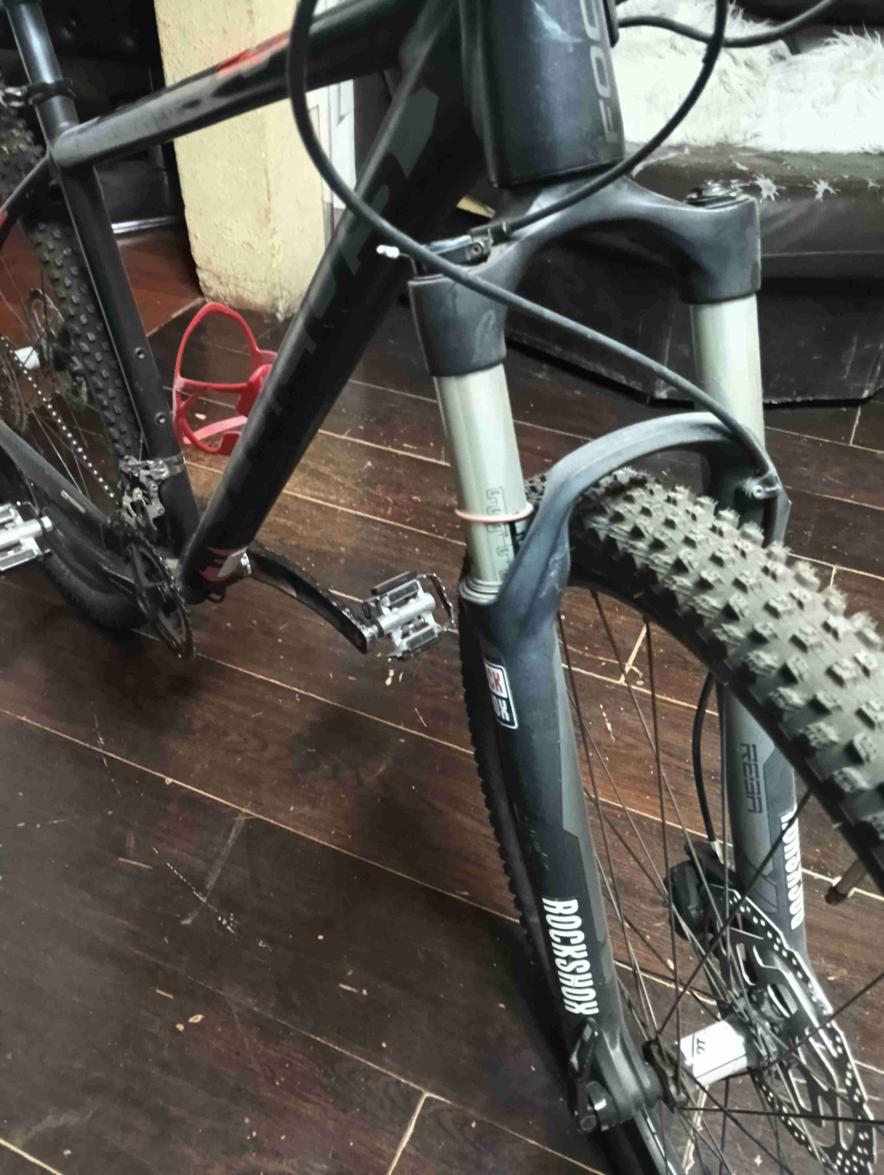 Mountain bike negra con suspensión - miniatura 3