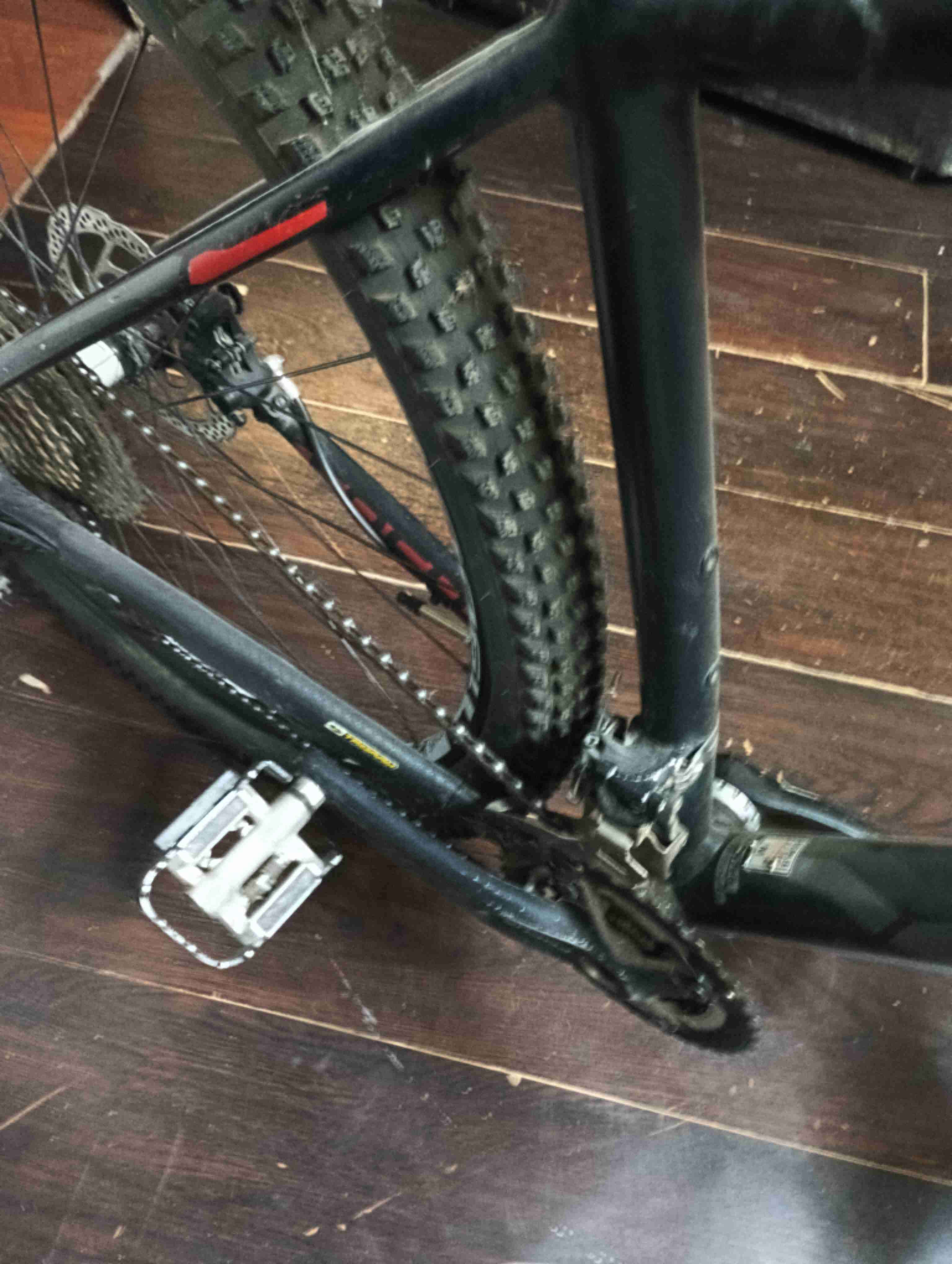 Mountain bike negra con suspensión - miniatura 4