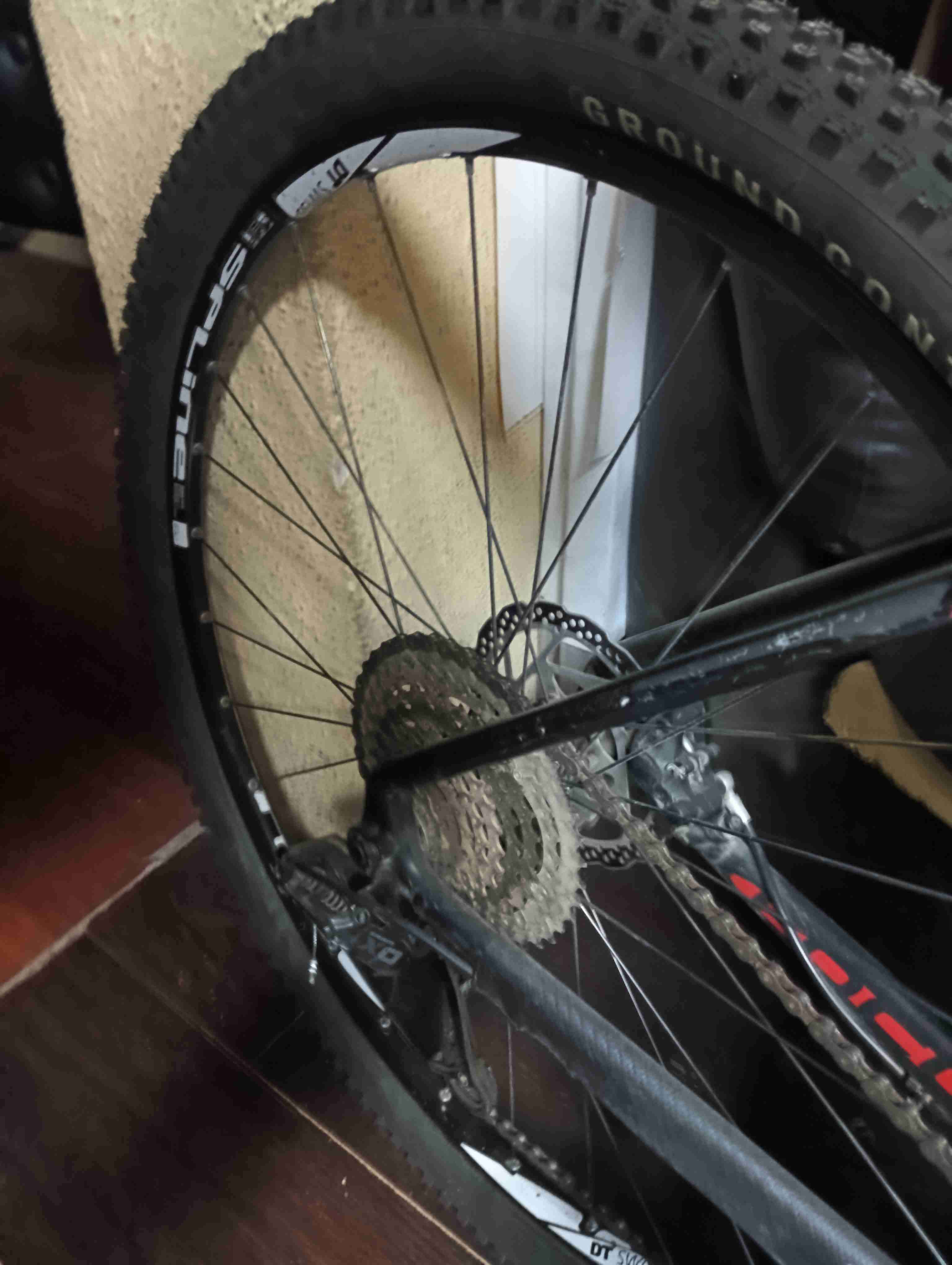 Mountain bike negra con suspensión - miniatura 5