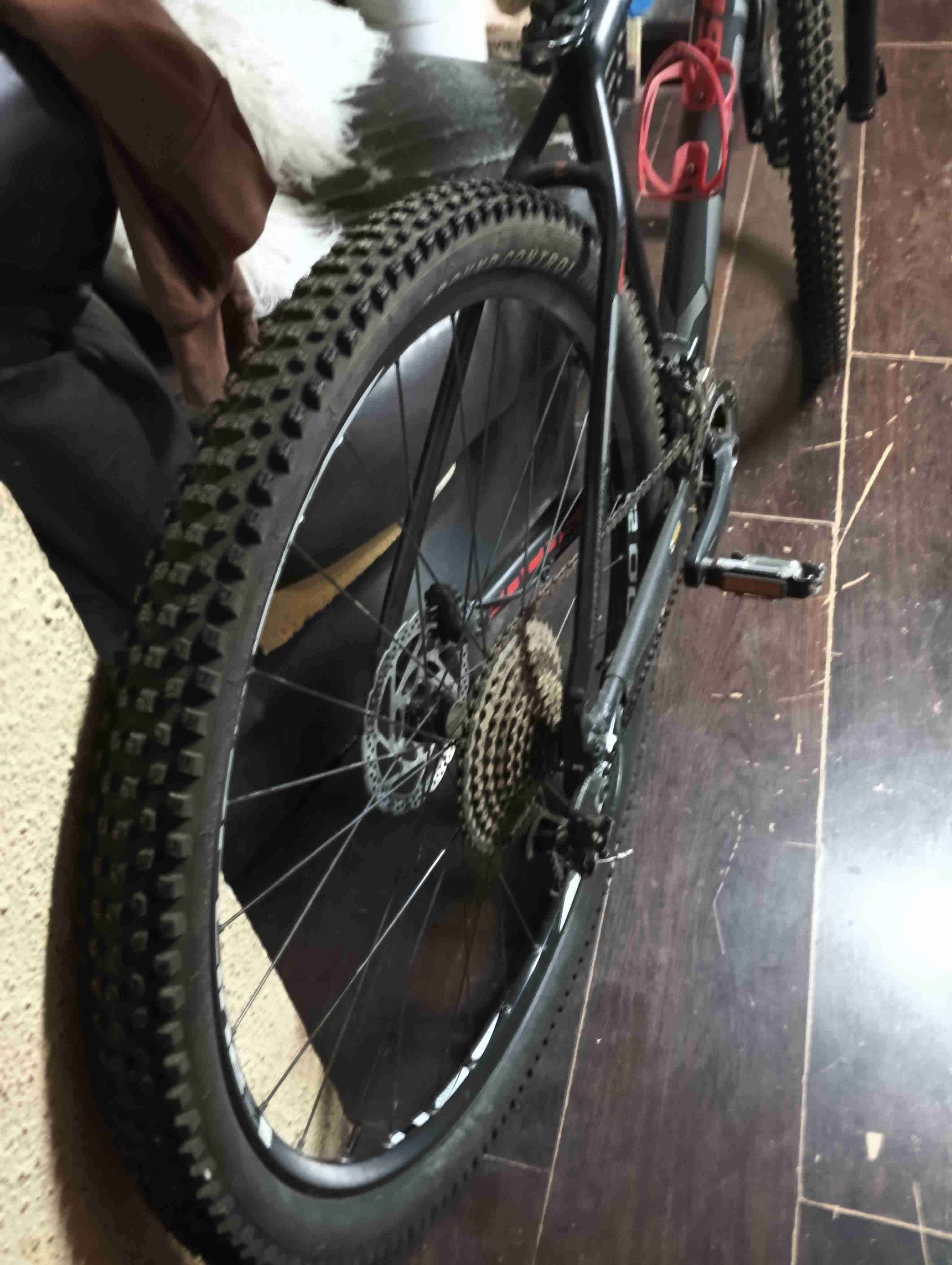 Mountain bike negra con suspensión - miniatura 6