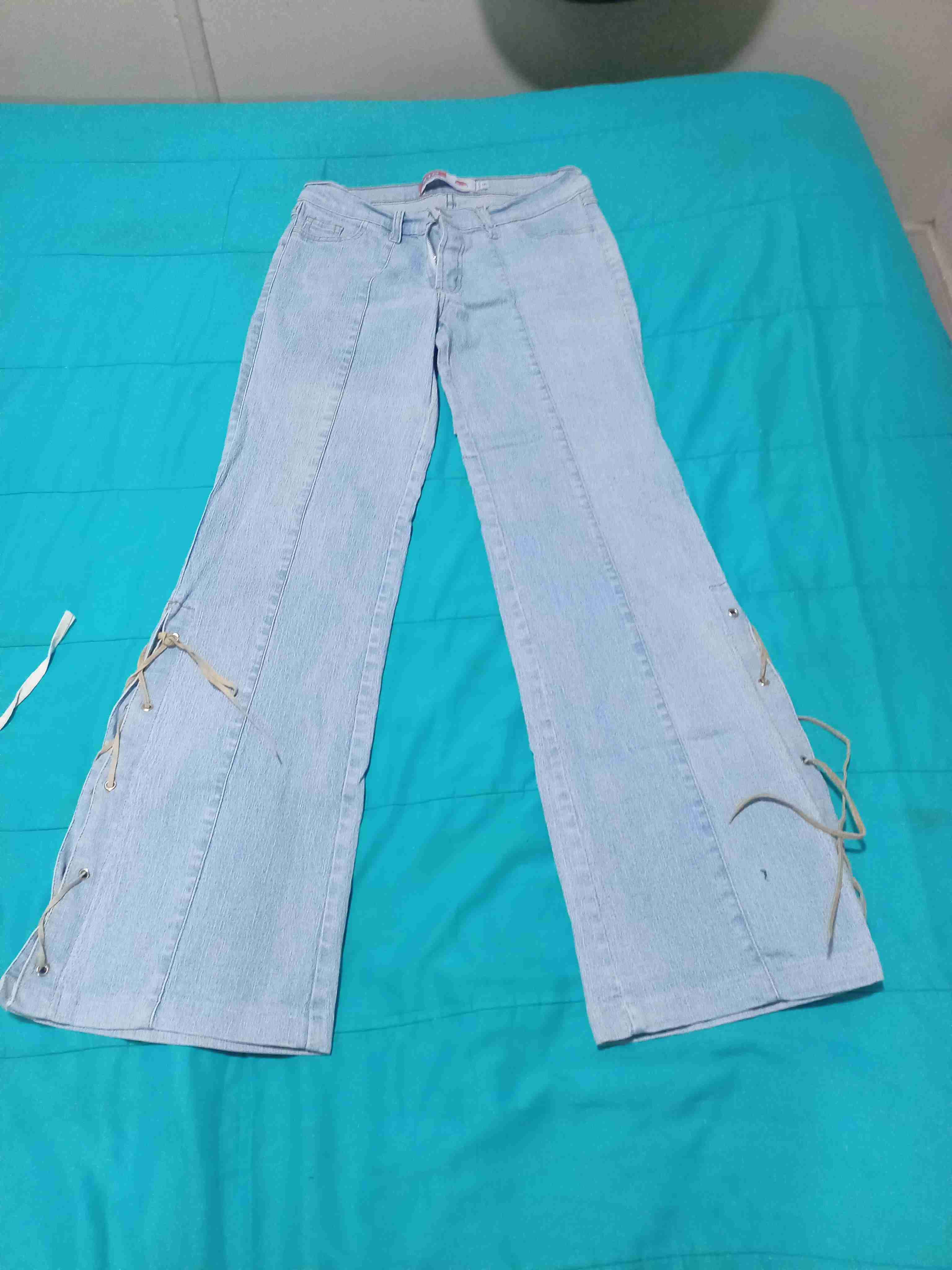 Jeans celestes con cintas - 1