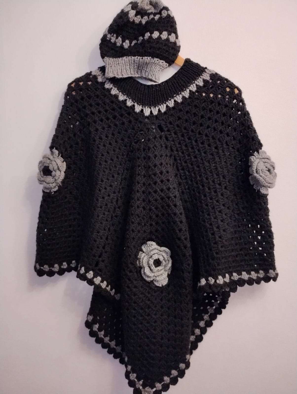 Poncho tejido a crochet negro