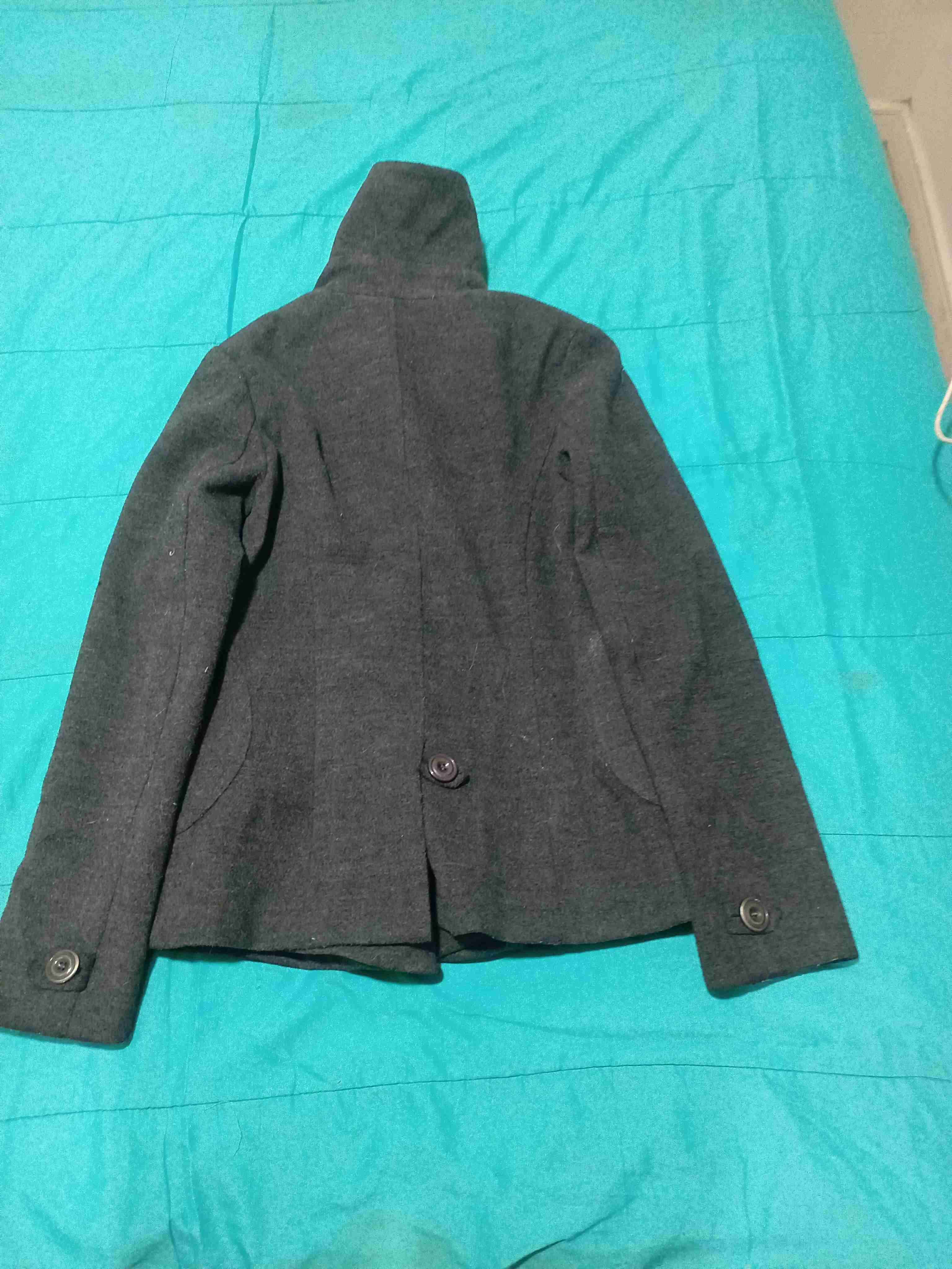 Abrigo gris con botones - miniatura 2