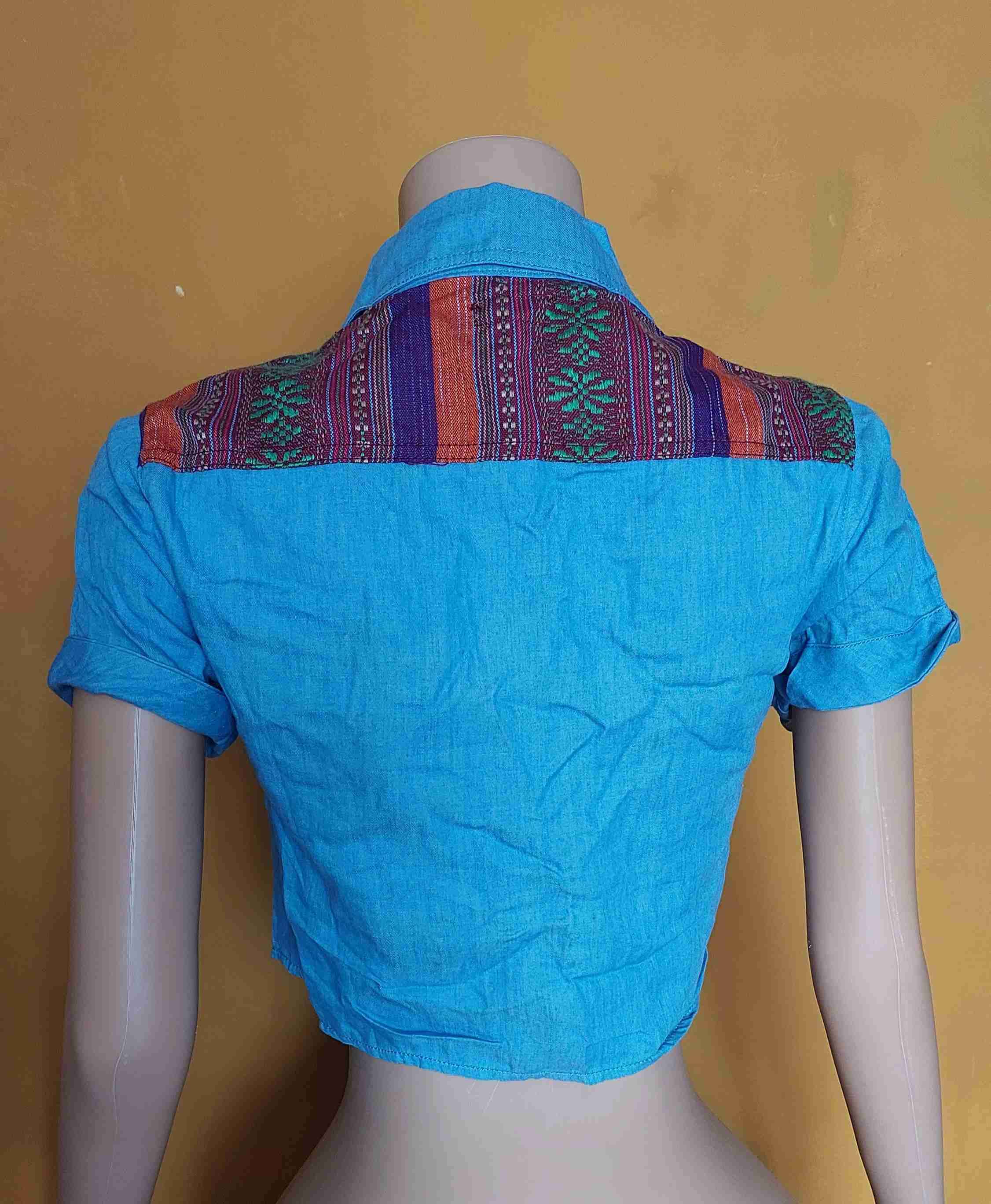 Blusa crop azul con diseño - miniatura 2