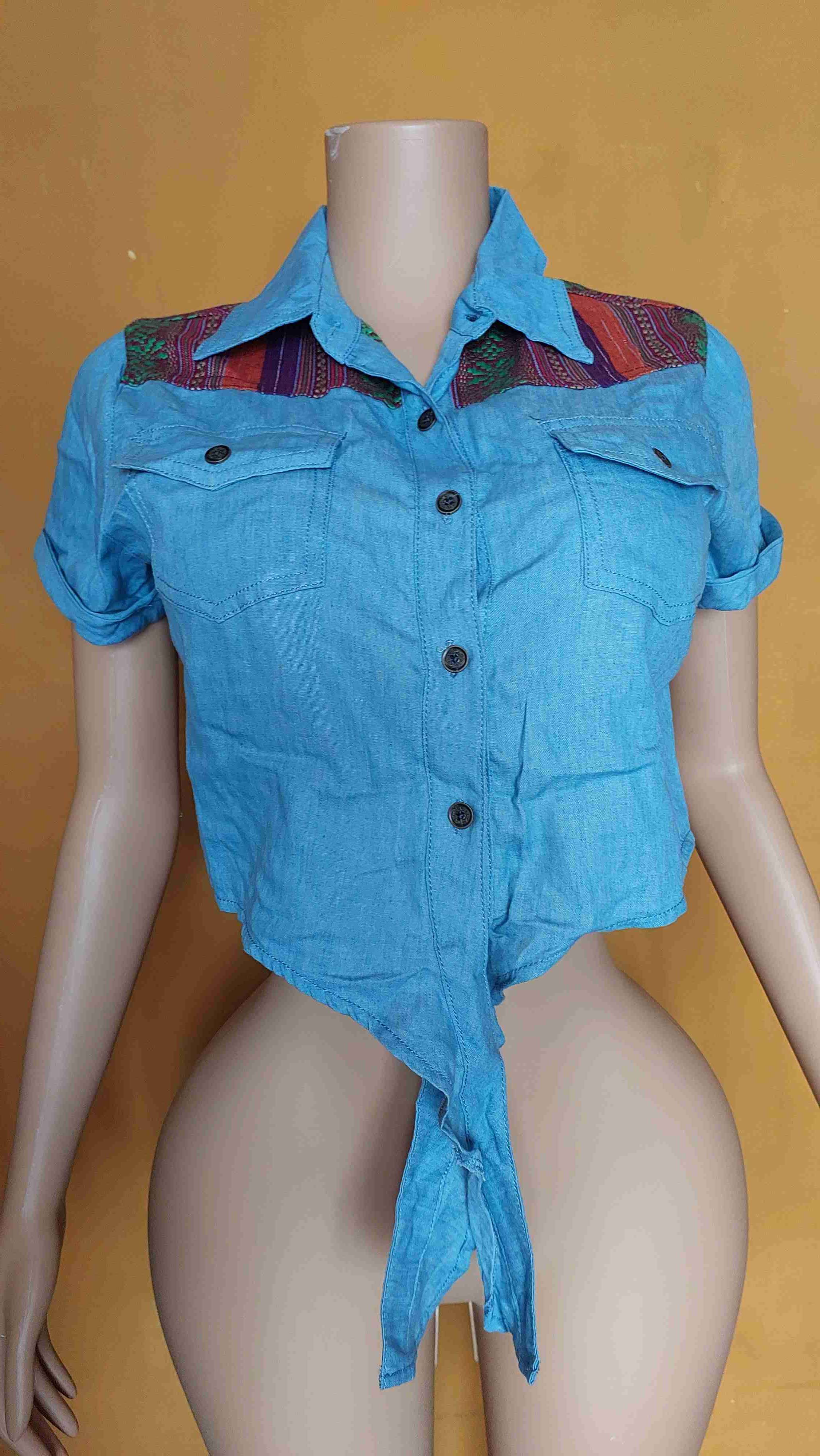 Blusa crop azul con diseño - miniatura 3