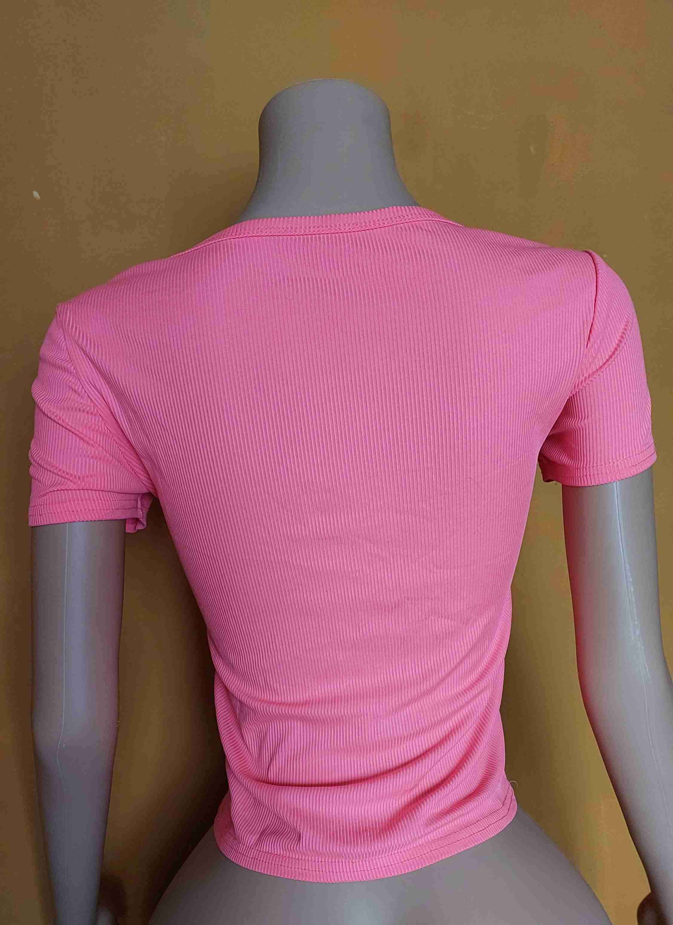 Polera rosado neon usada - miniatura 2