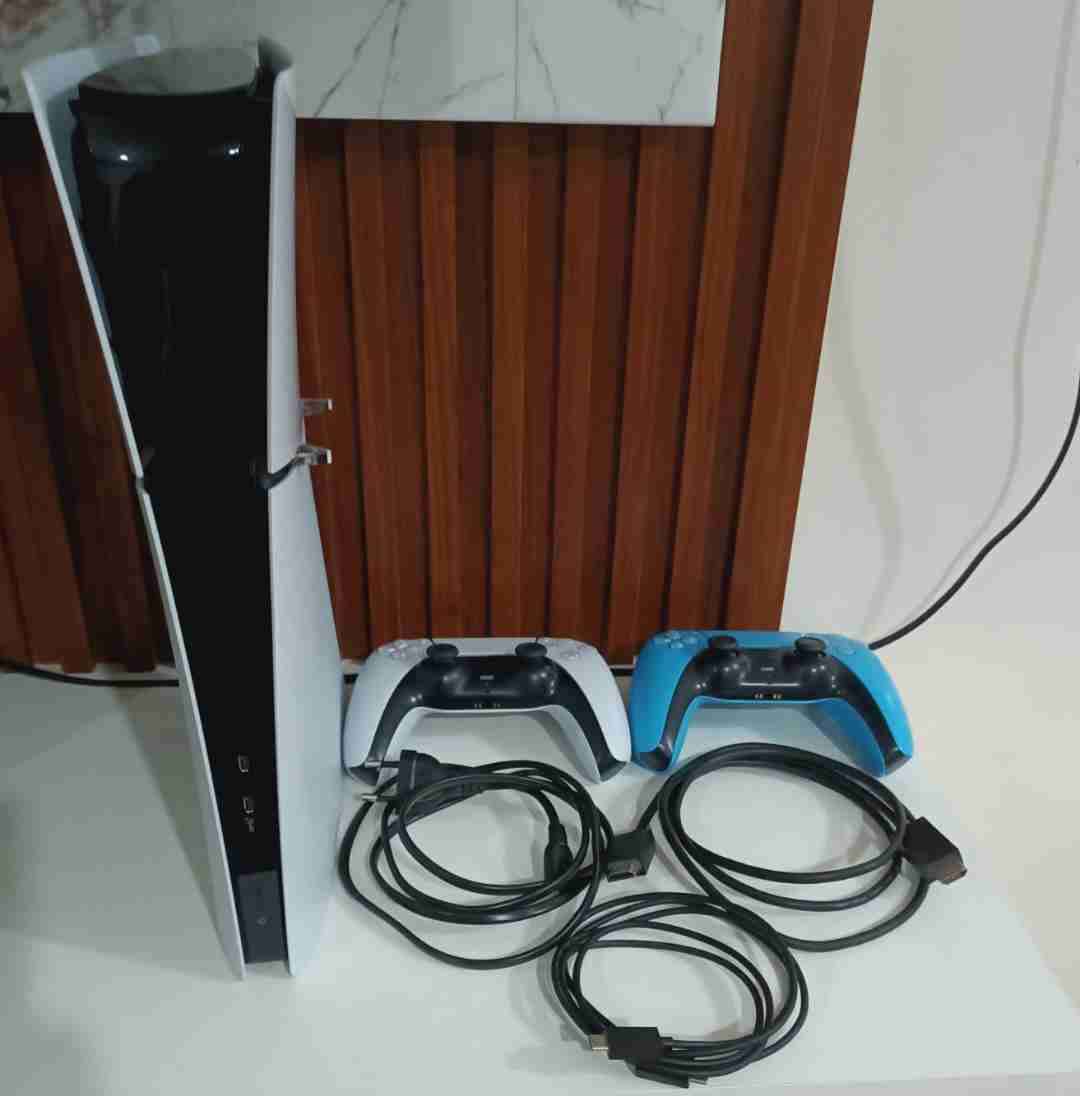 Consola PlayStation 5 con dos controles