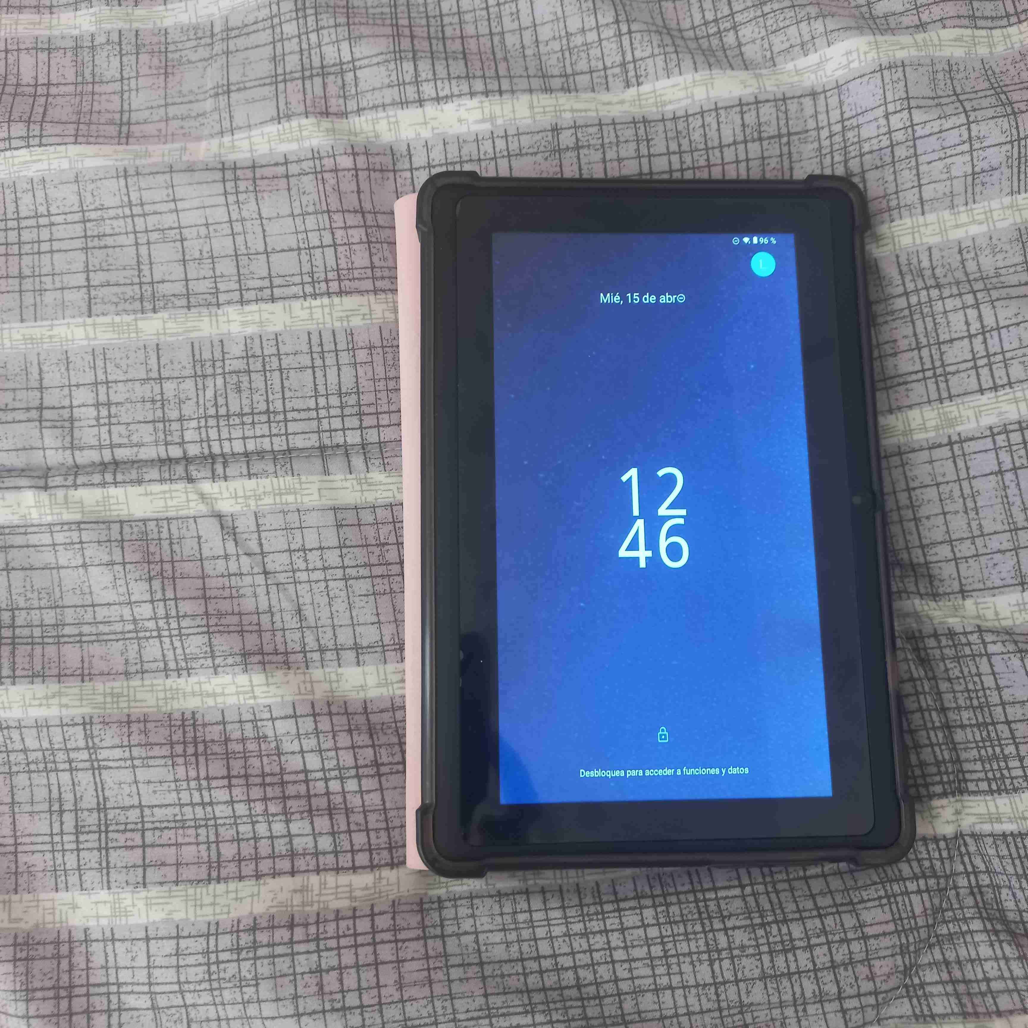 Tablet rosa con cable USB - miniatura 3