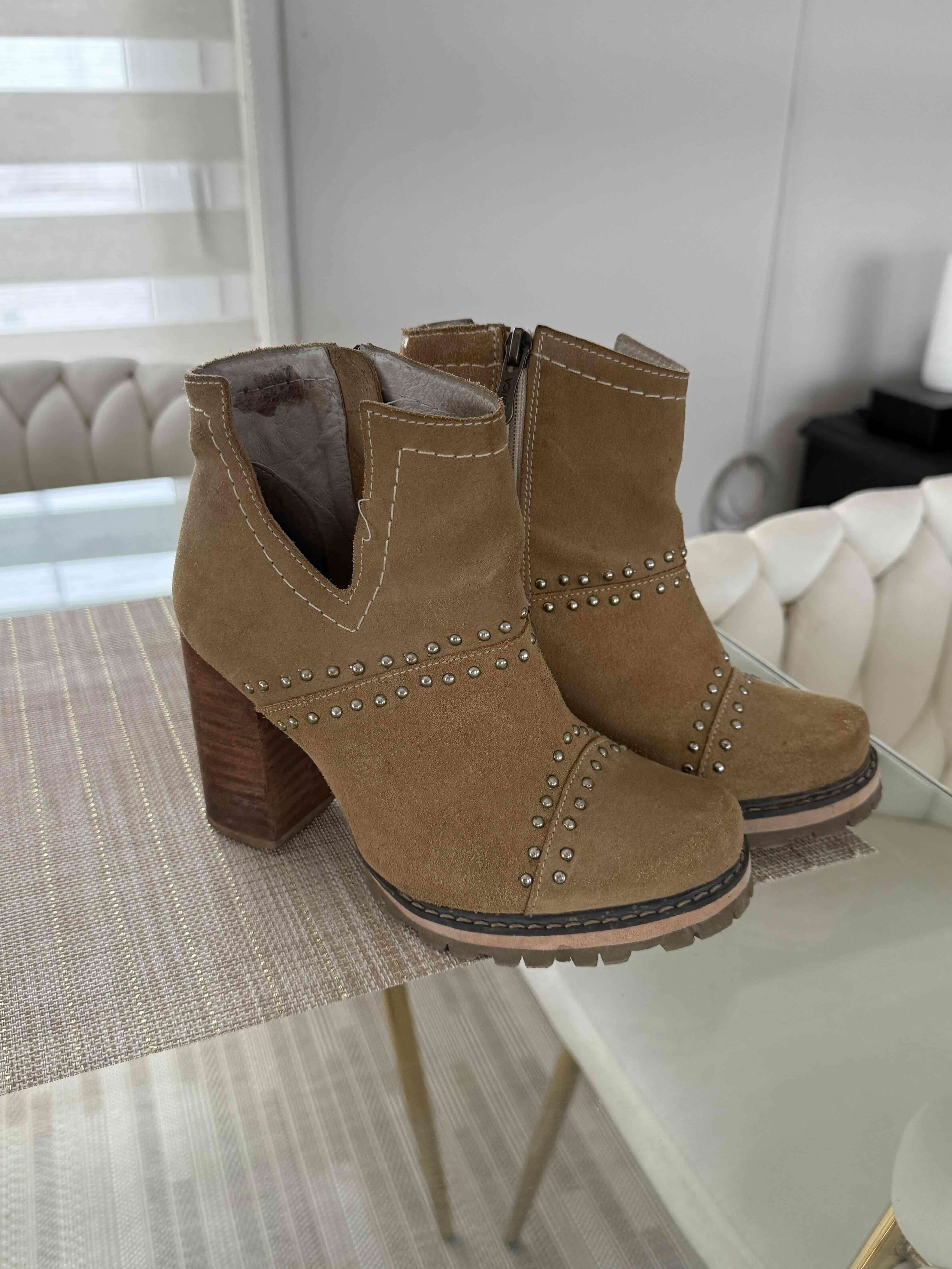 Botines de gamuza camel con tachas Exótica - 1