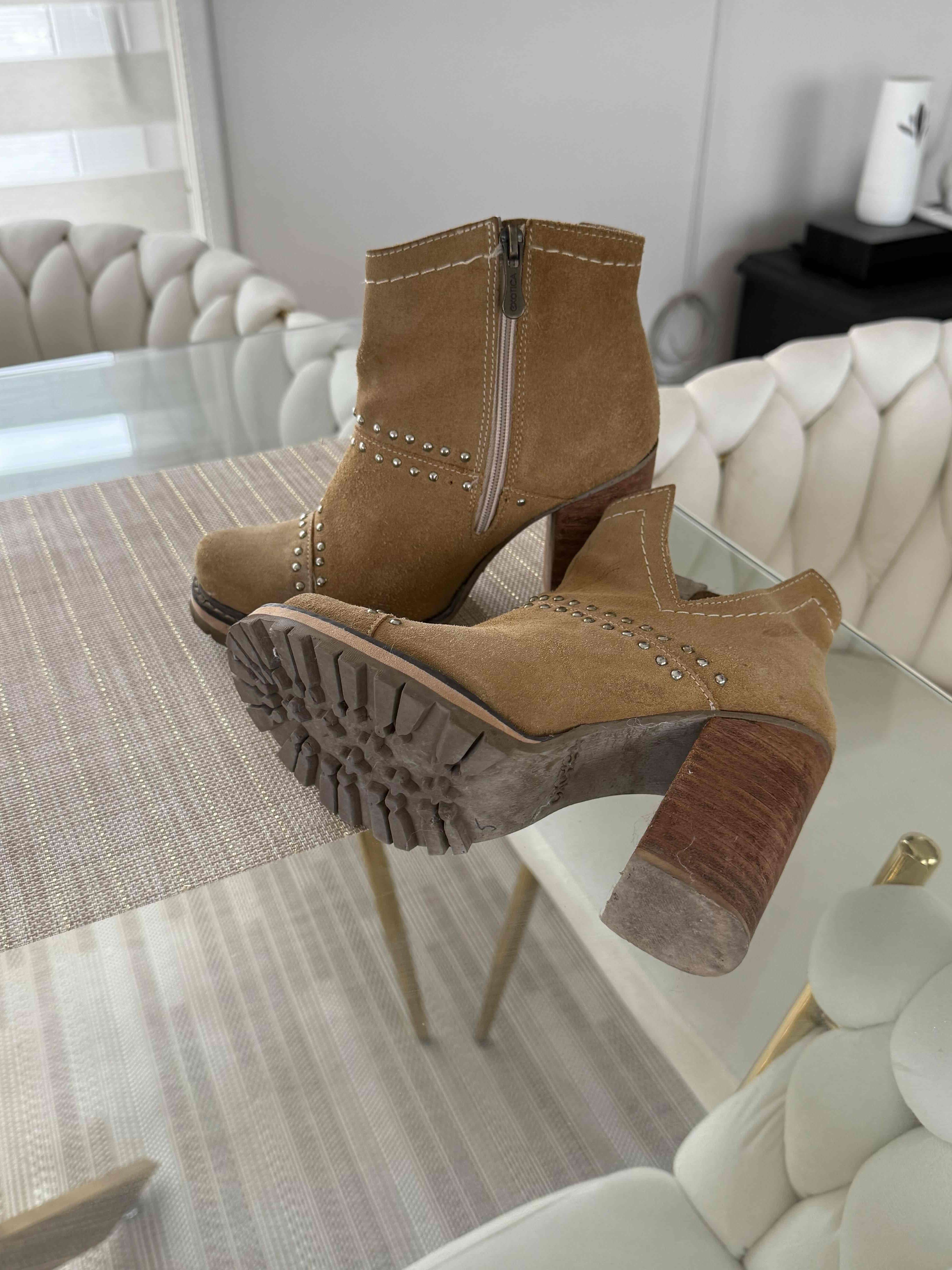 Botines de gamuza camel con tachas Exótica - 2