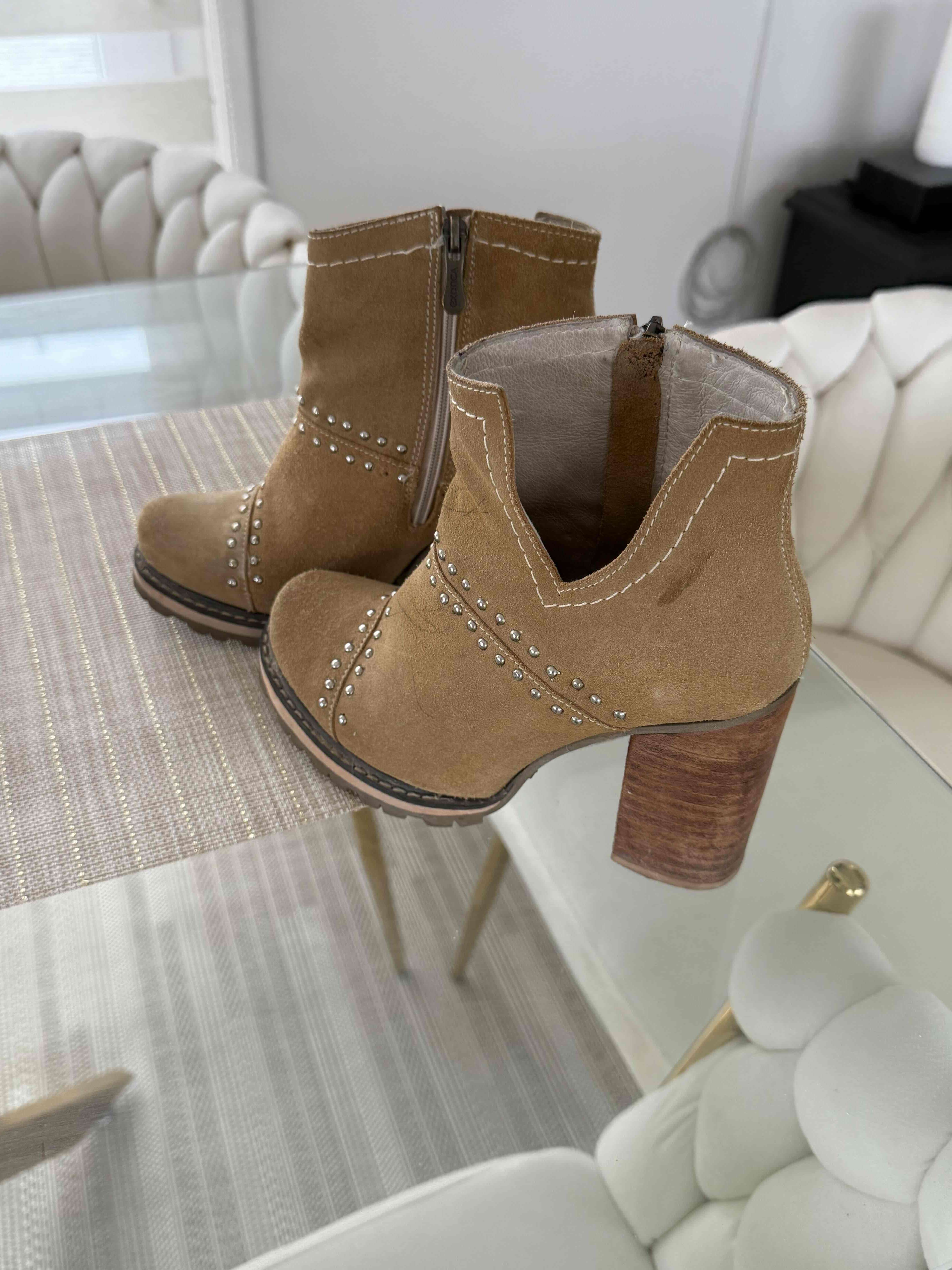 Botines de gamuza camel con tachas Exótica - 3