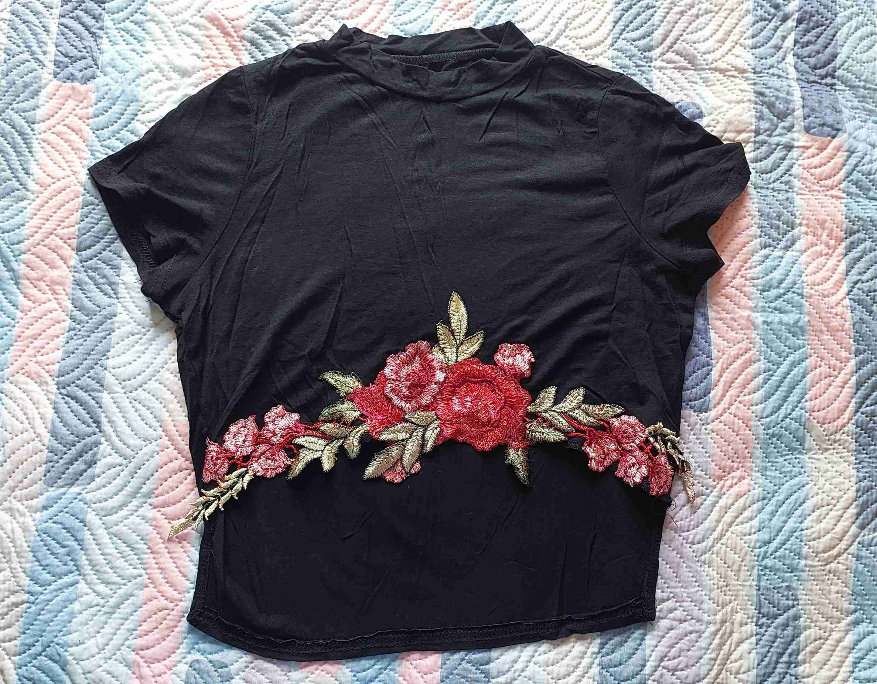 Crop top negro con flores bordadas sm - miniatura 4