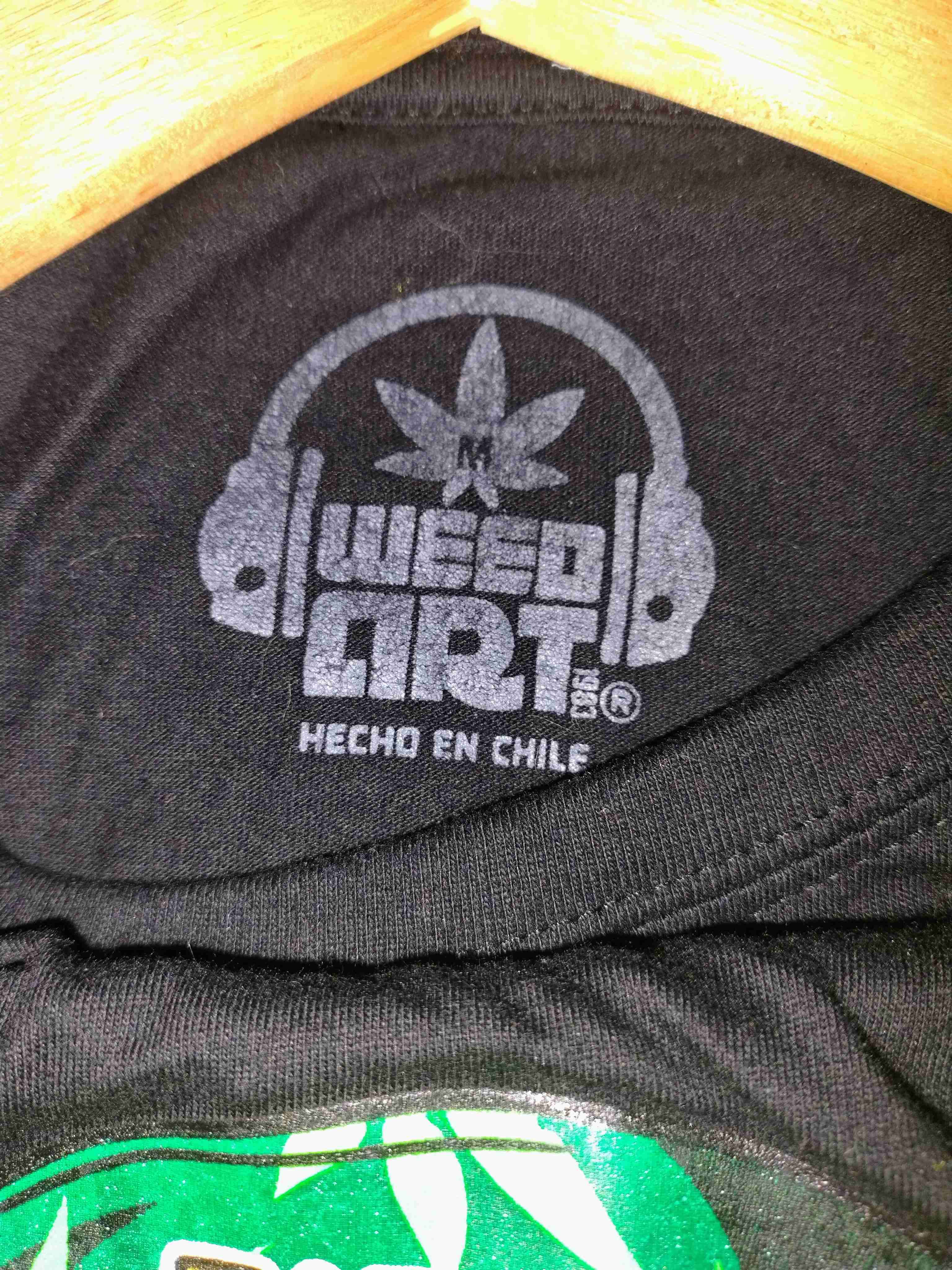 Polera negra fosforescente estampada Weed Art - 2