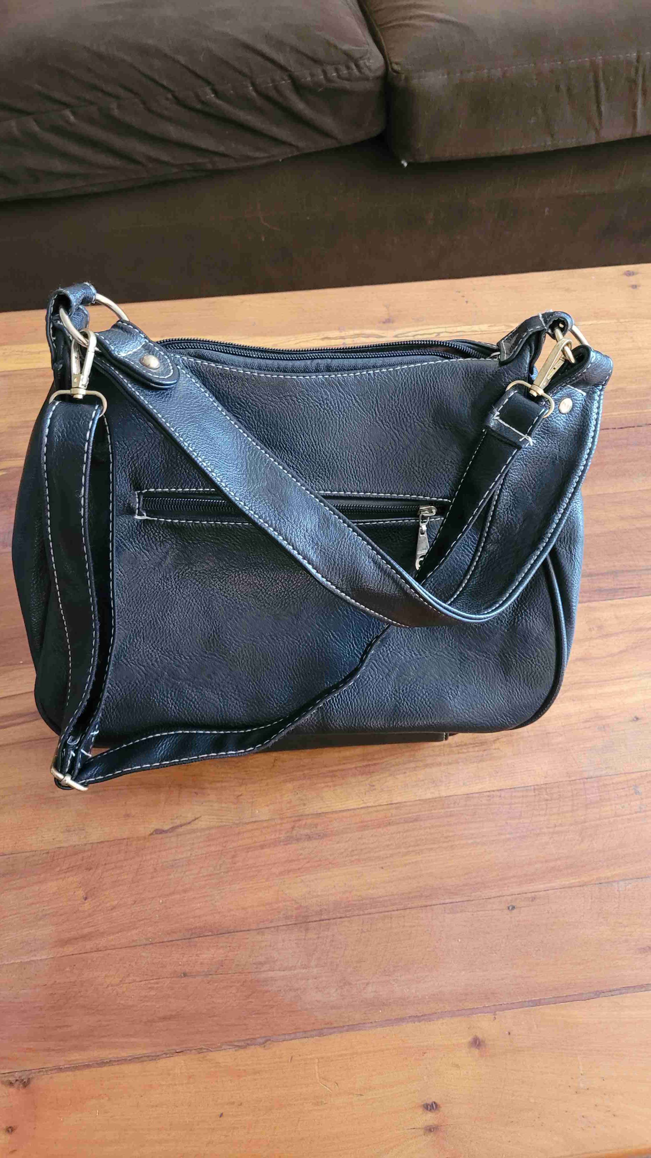Cartera negra con tachas como nueva - miniatura 2