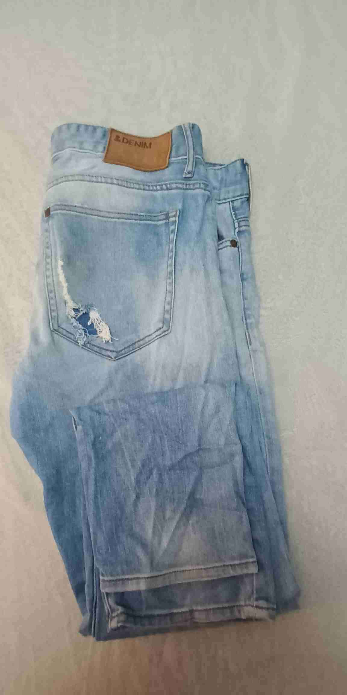 Jeans celestes rasgados - miniatura 5
