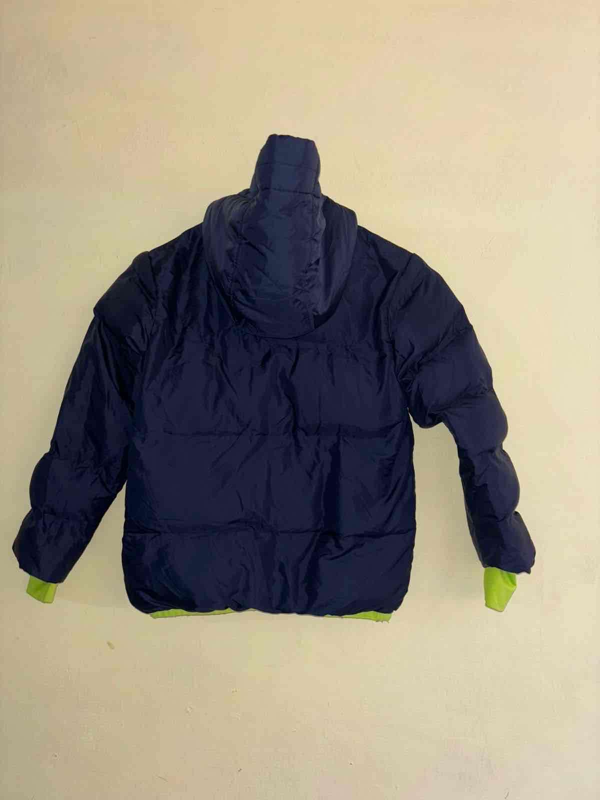 Chaqueta azul con capucha - miniatura 2