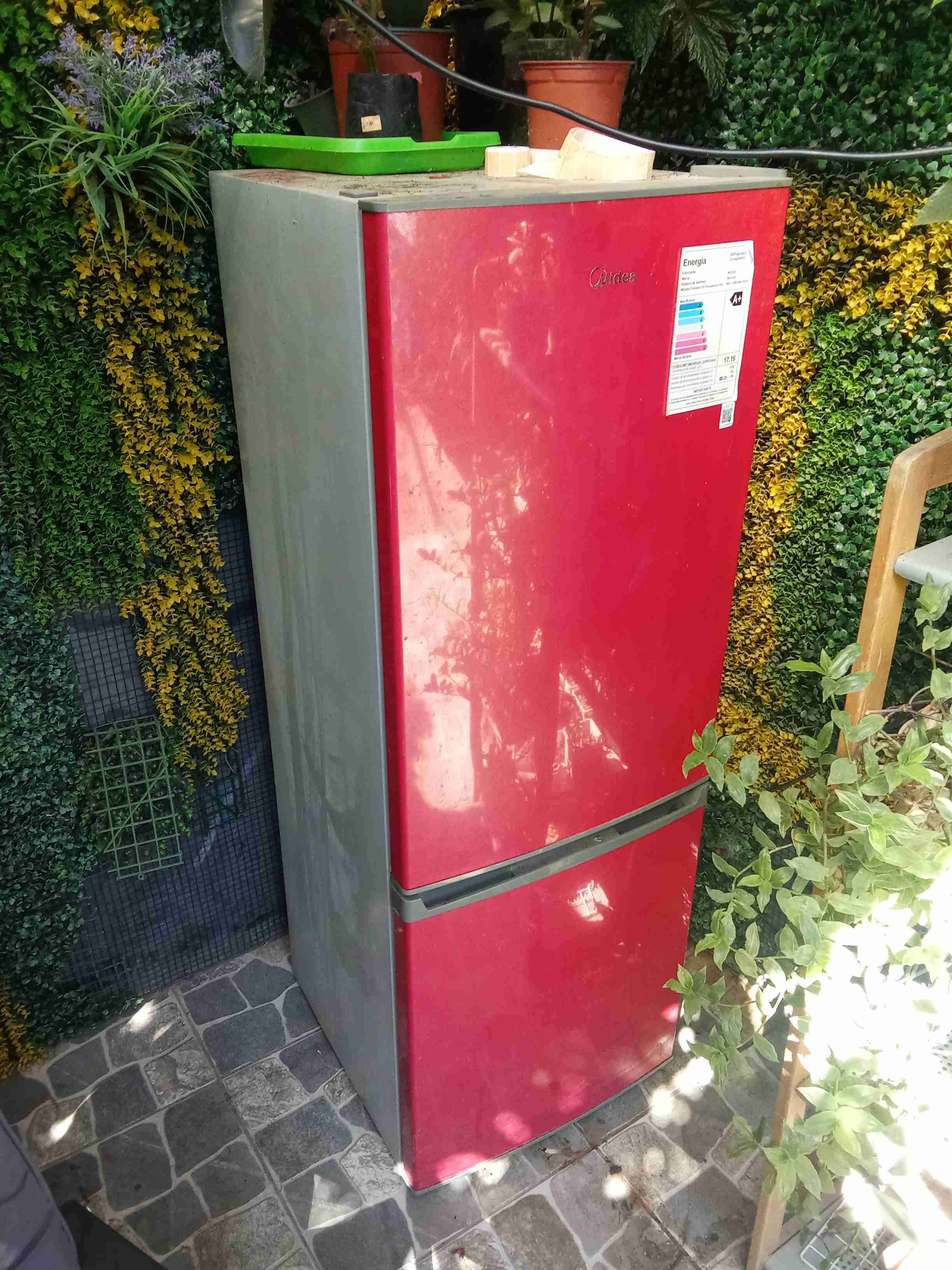 Refrigerador rojo grande - 1