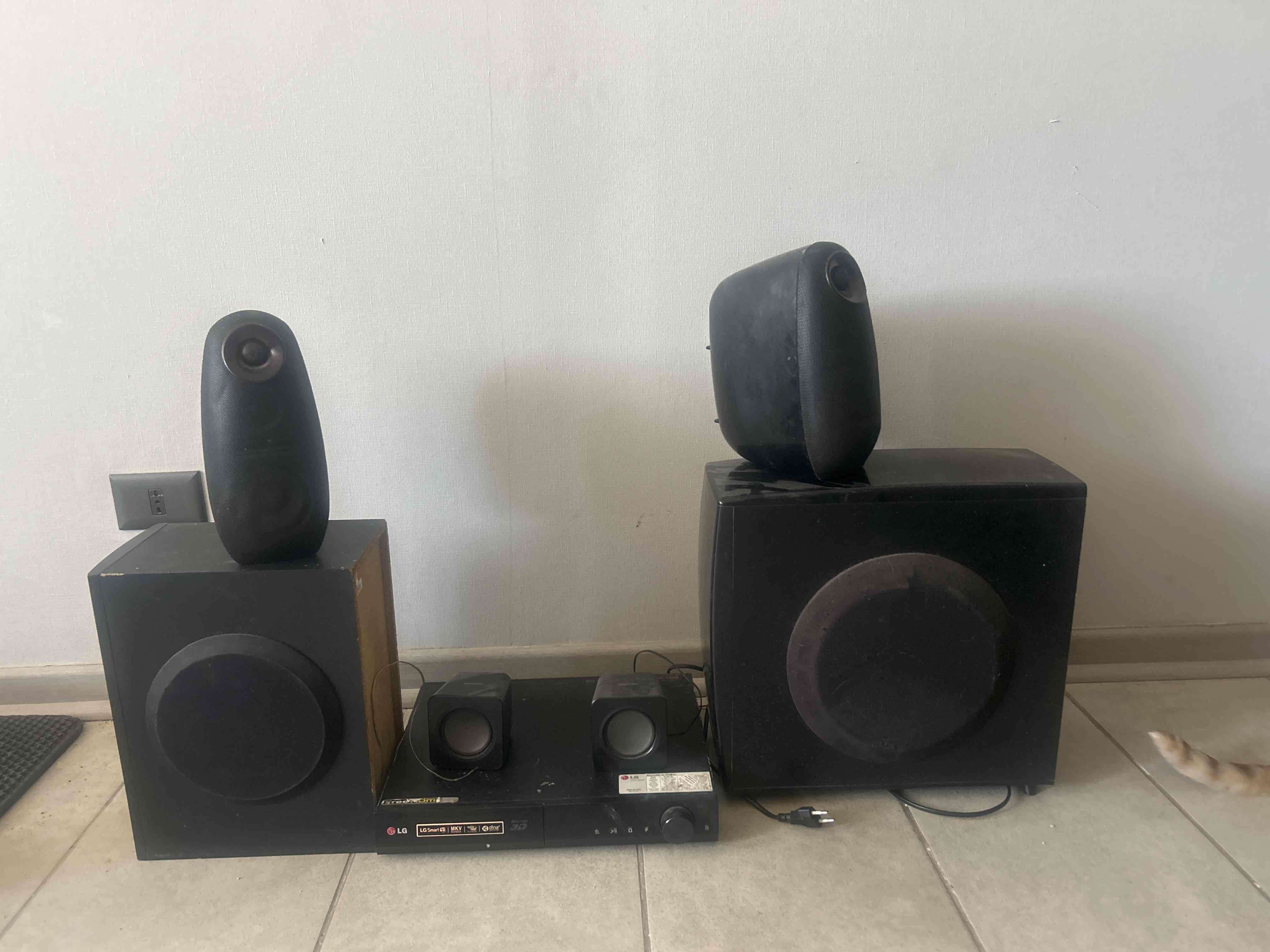 Sistema de audio con altavoces LG - 1