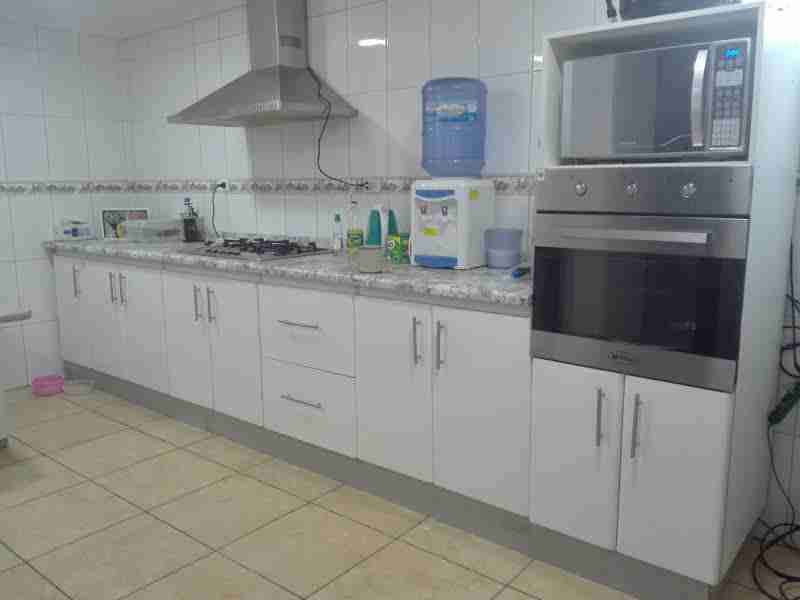 Cocina moderna con electrodomésticos