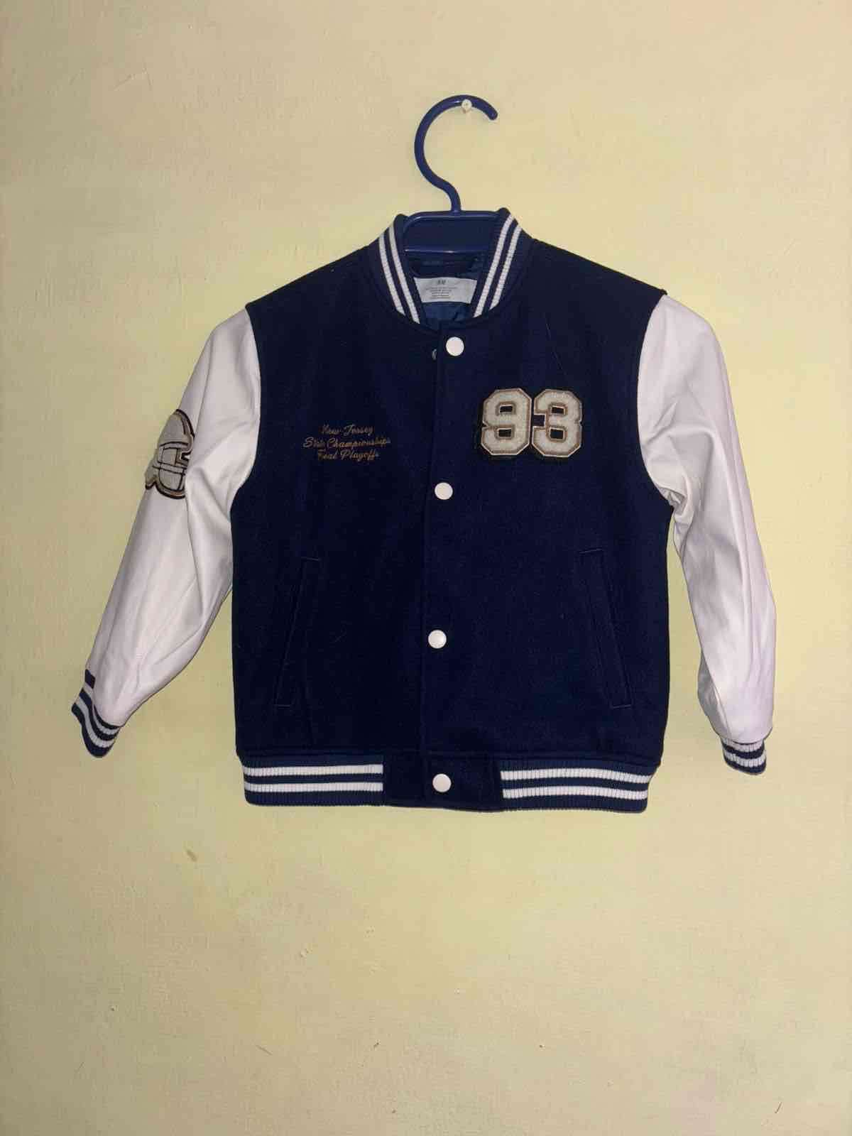 Chaqueta tipo varsity azul y blanca - 1
