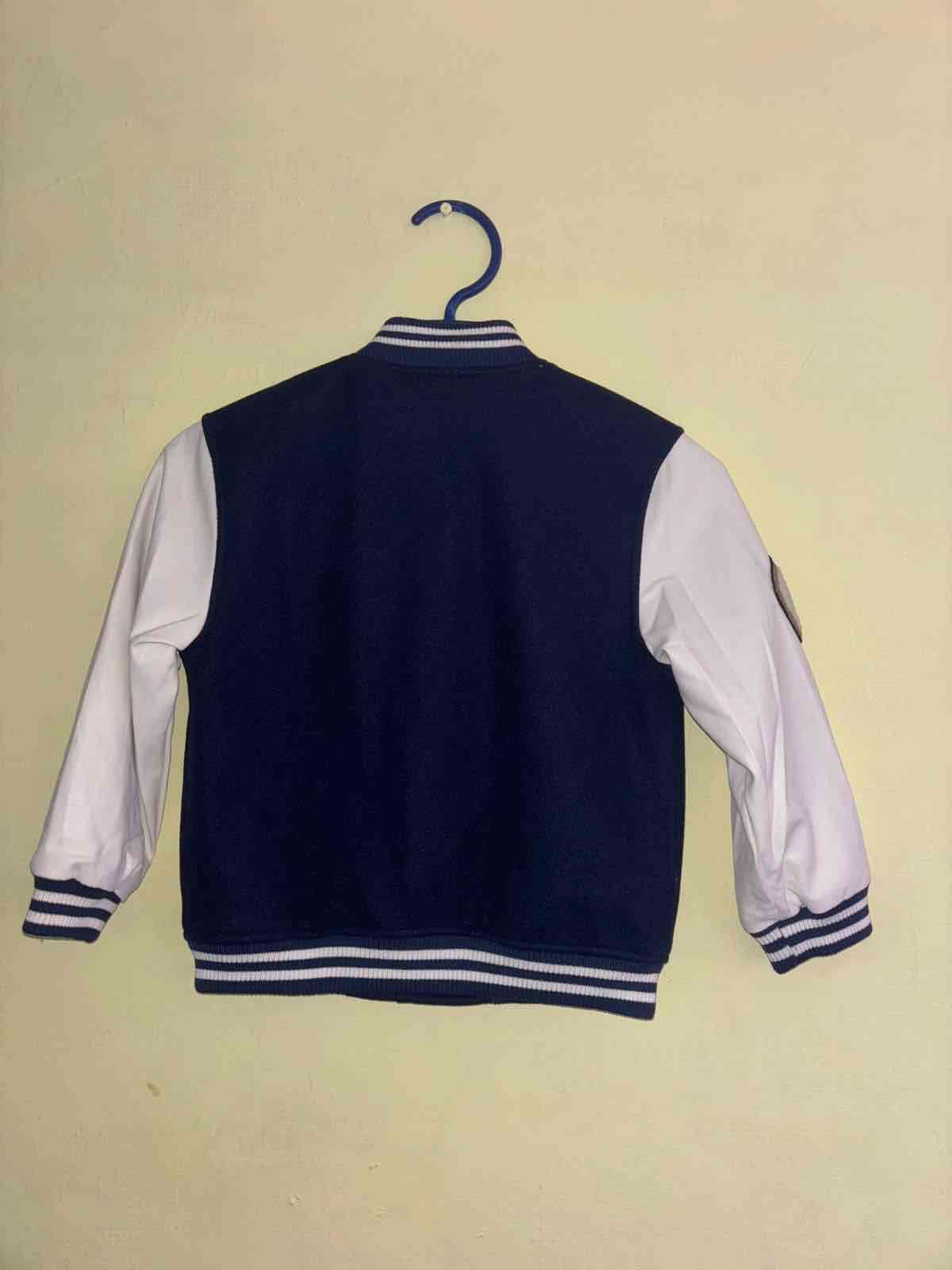 Chaqueta tipo varsity azul y blanca - 2