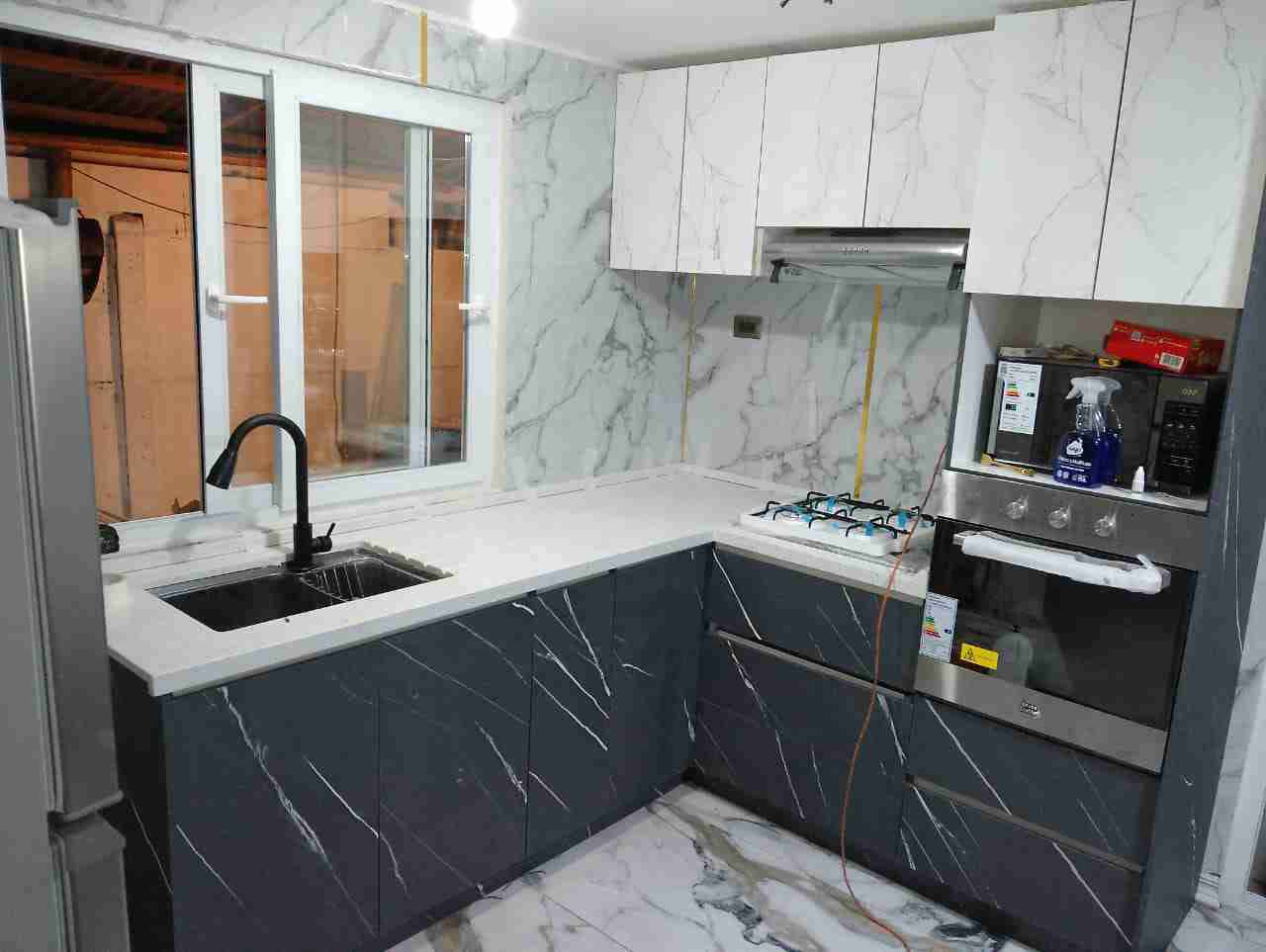 Cocina integral moderna con encimera