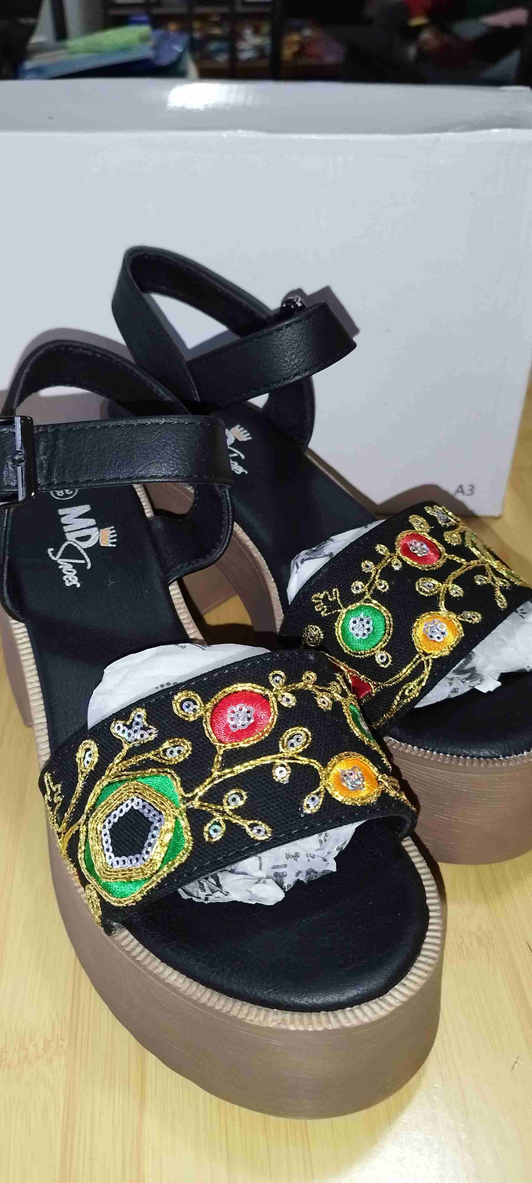 Sandalias de tacón bordadas - 1