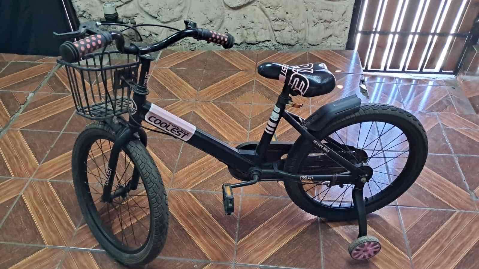 Bicicleta infantil negra con canasto - miniatura 1