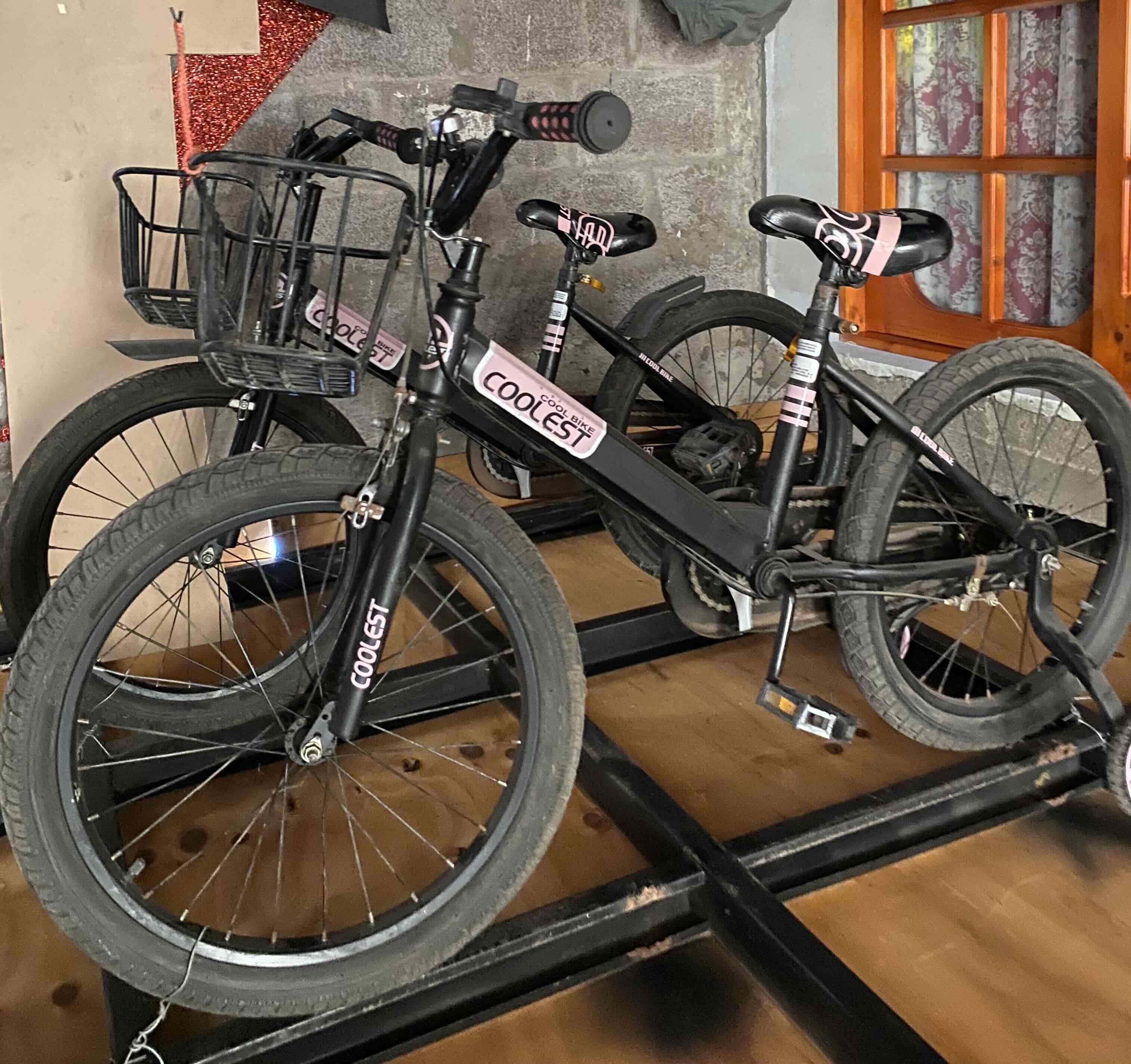 Bicicleta infantil negra con canasto - miniatura 3