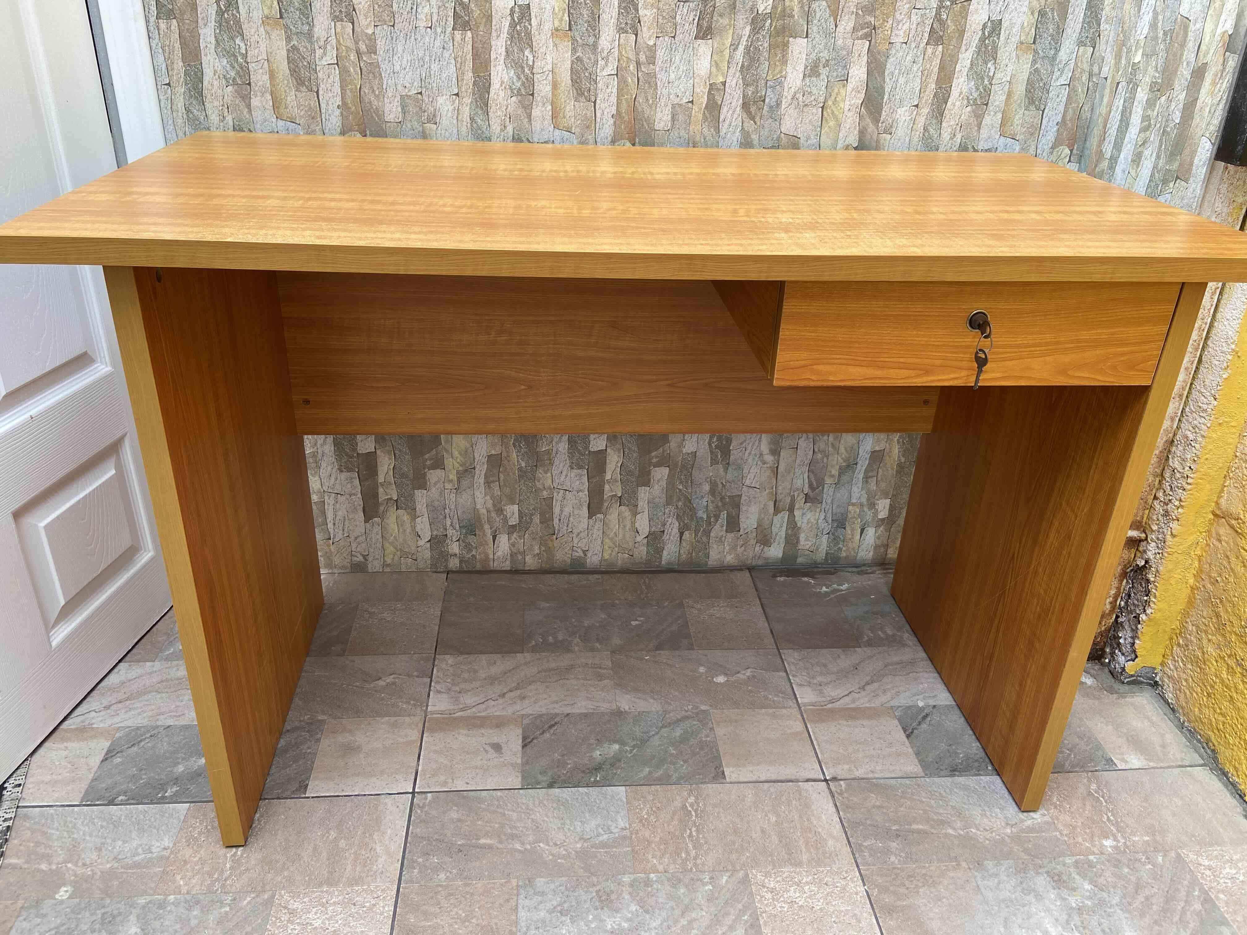 Escritorio de madera y silla oficina - miniatura 1