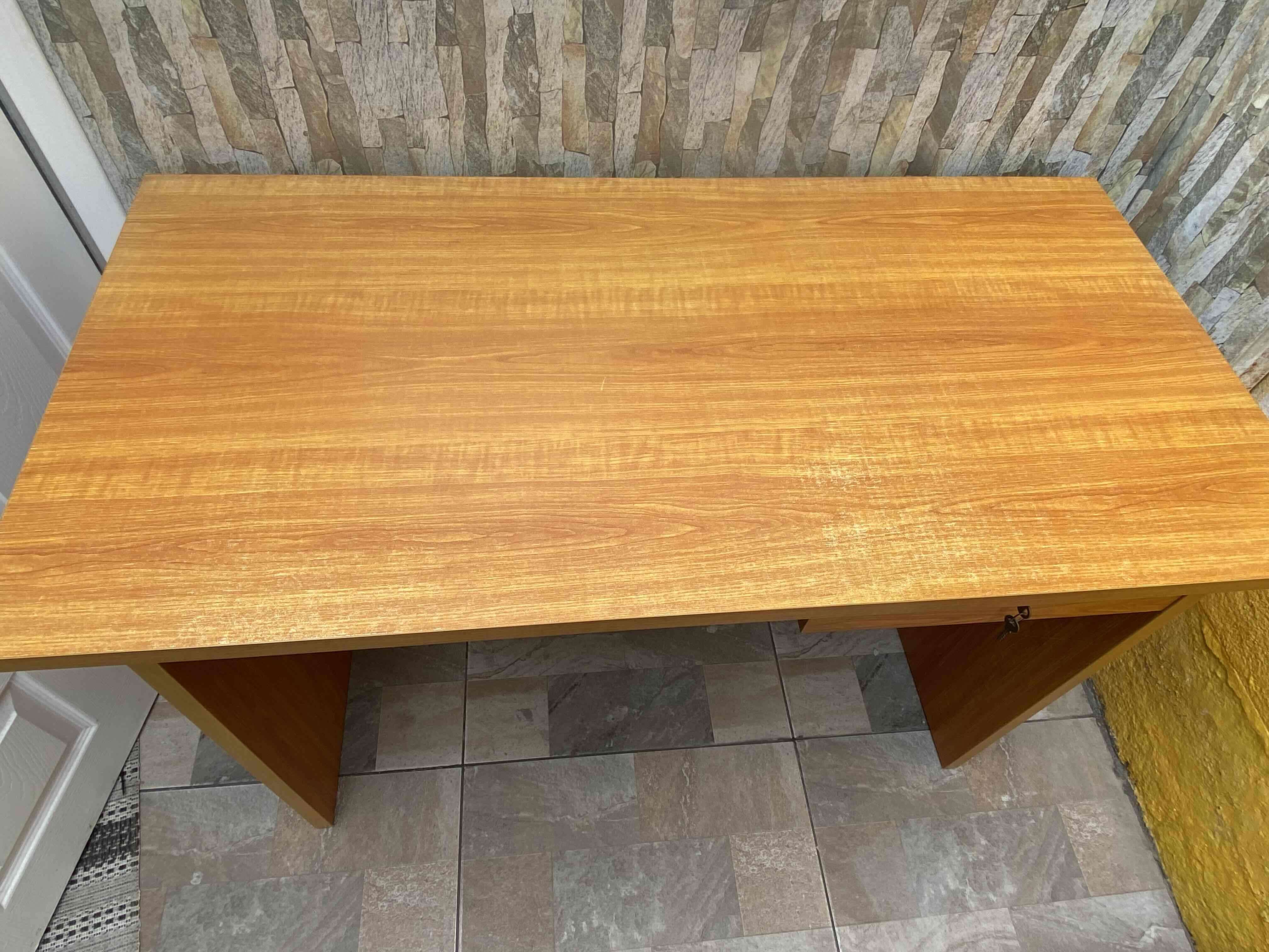 Escritorio de madera y silla oficina - miniatura 2