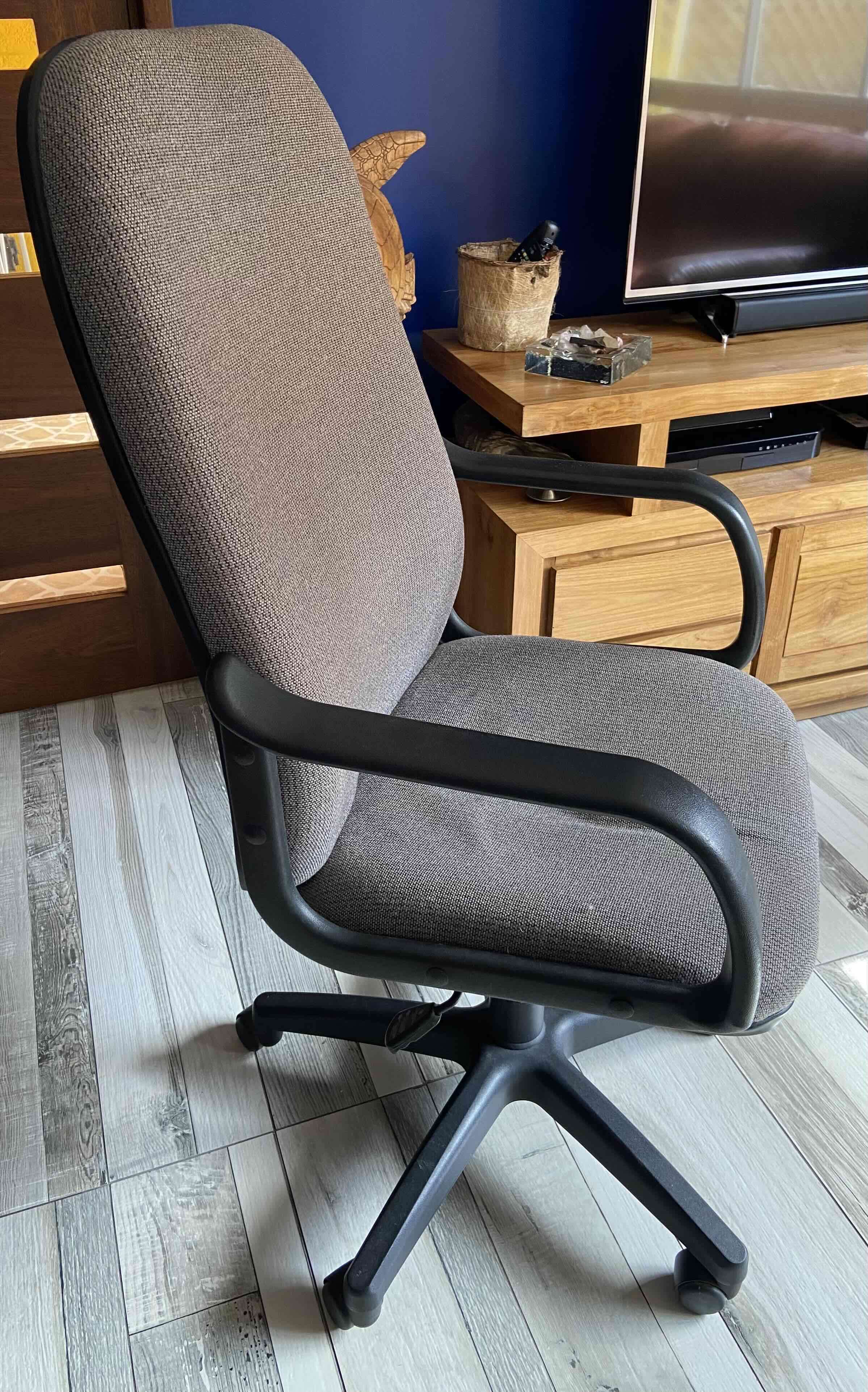 Escritorio de madera y silla oficina - miniatura 4