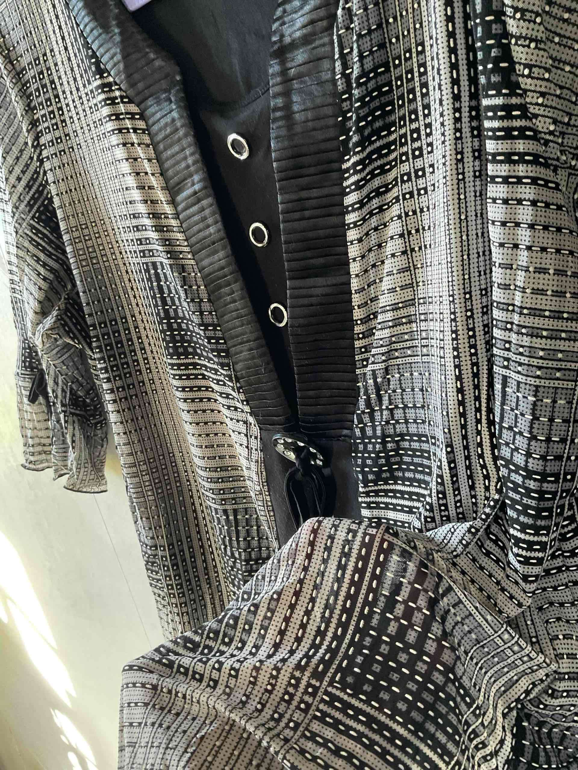 Kimono blanco y negro estampado - miniatura 3