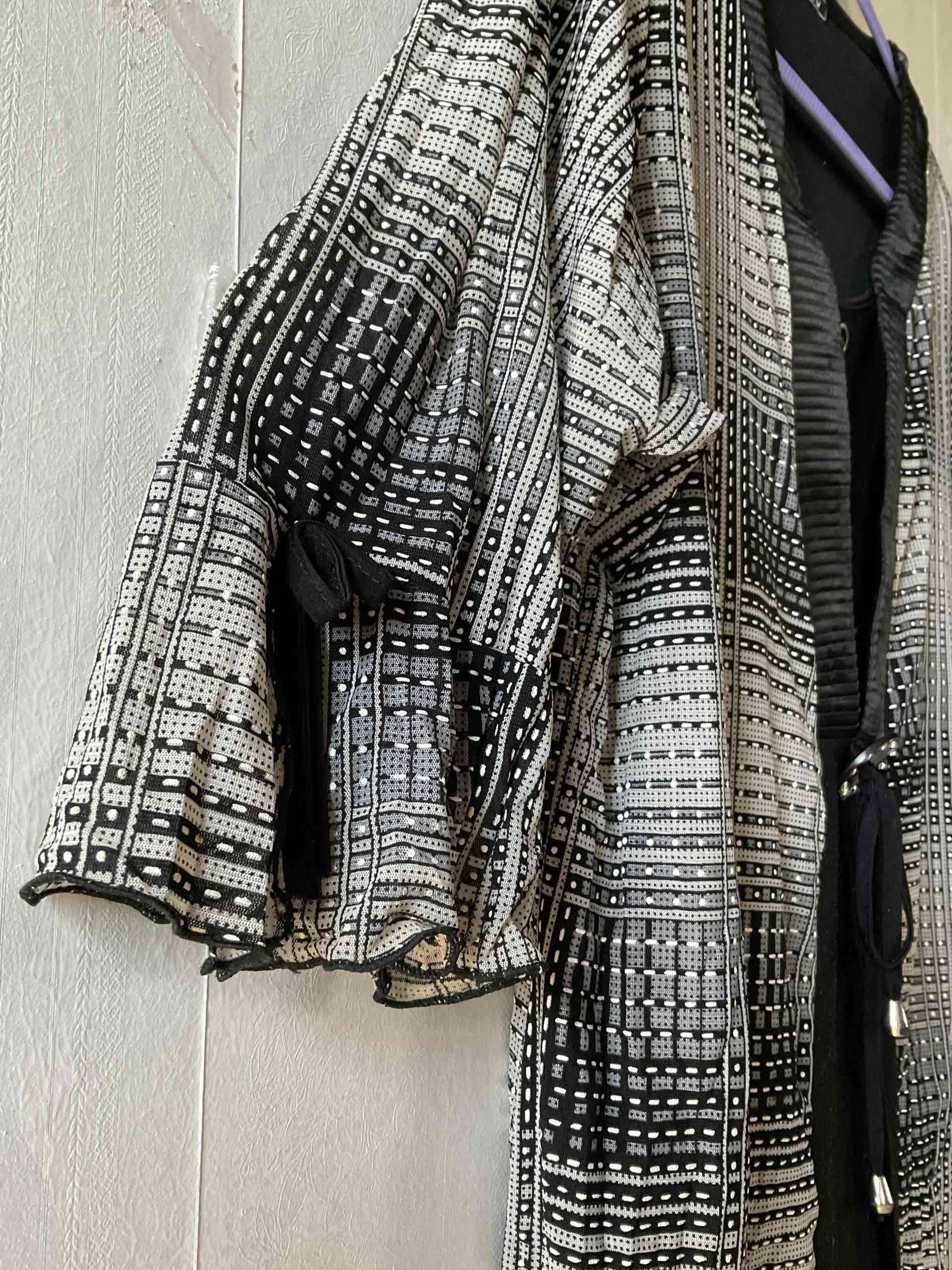 Kimono blanco y negro estampado - miniatura 5