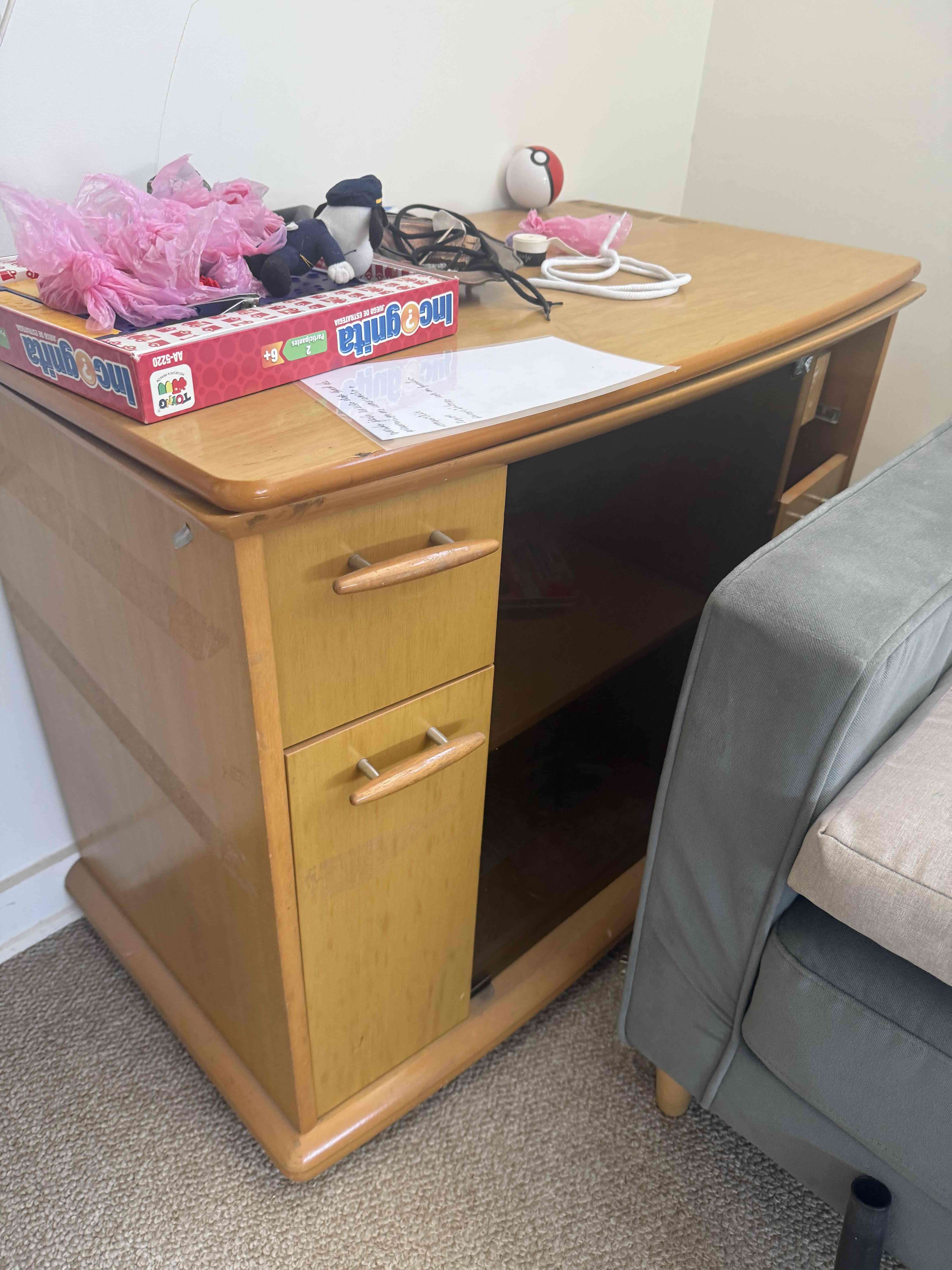 Escritorio de madera con cajones - miniatura 1