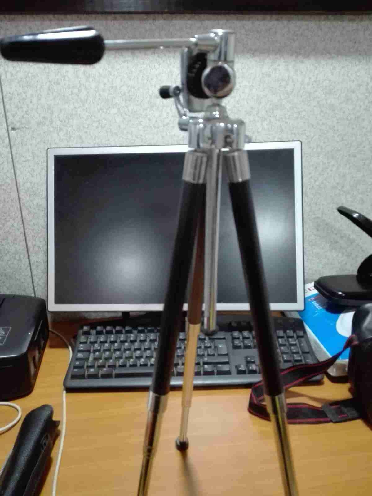 Cámara Canon con flash y trípode - miniatura 2