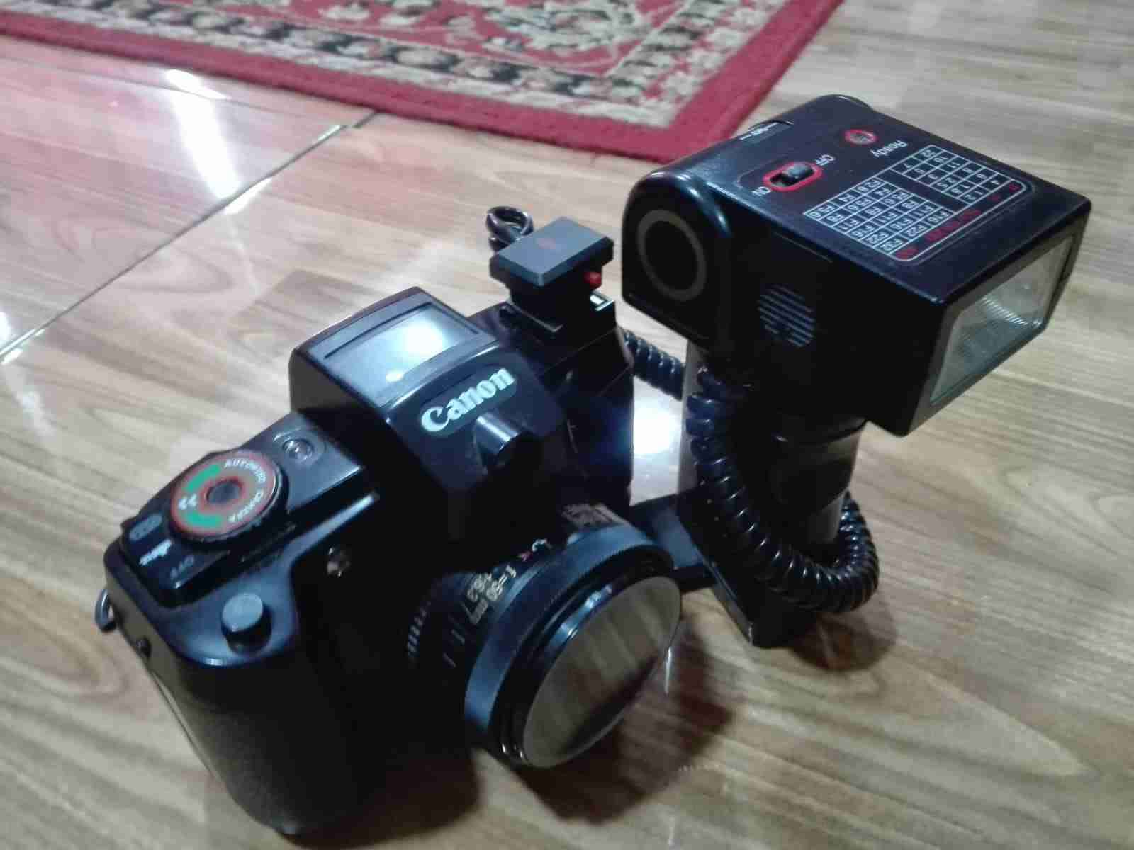 Cámara Canon con flash y trípode - miniatura 3