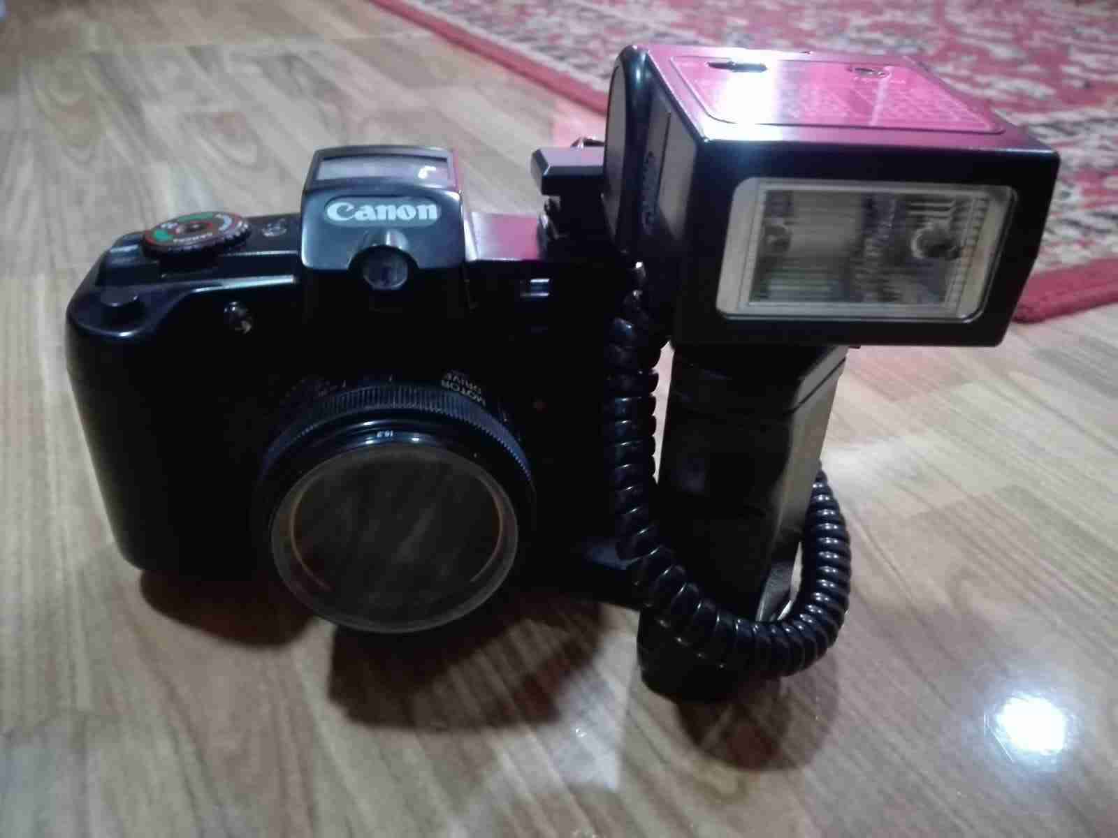 Cámara Canon con flash y trípode - miniatura 5